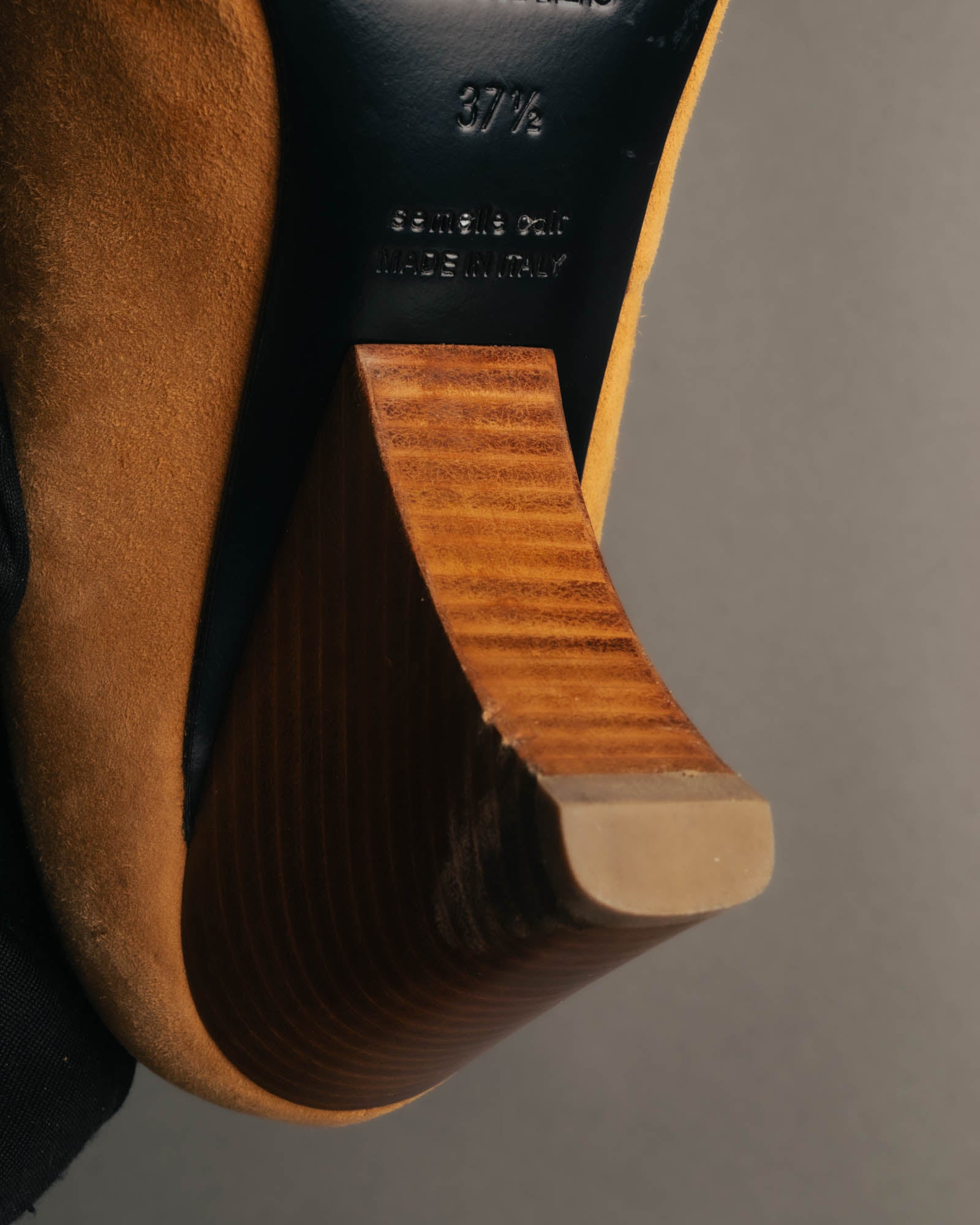 "Hermès" 90's-00's Sculptural suede pointed-toe pumps