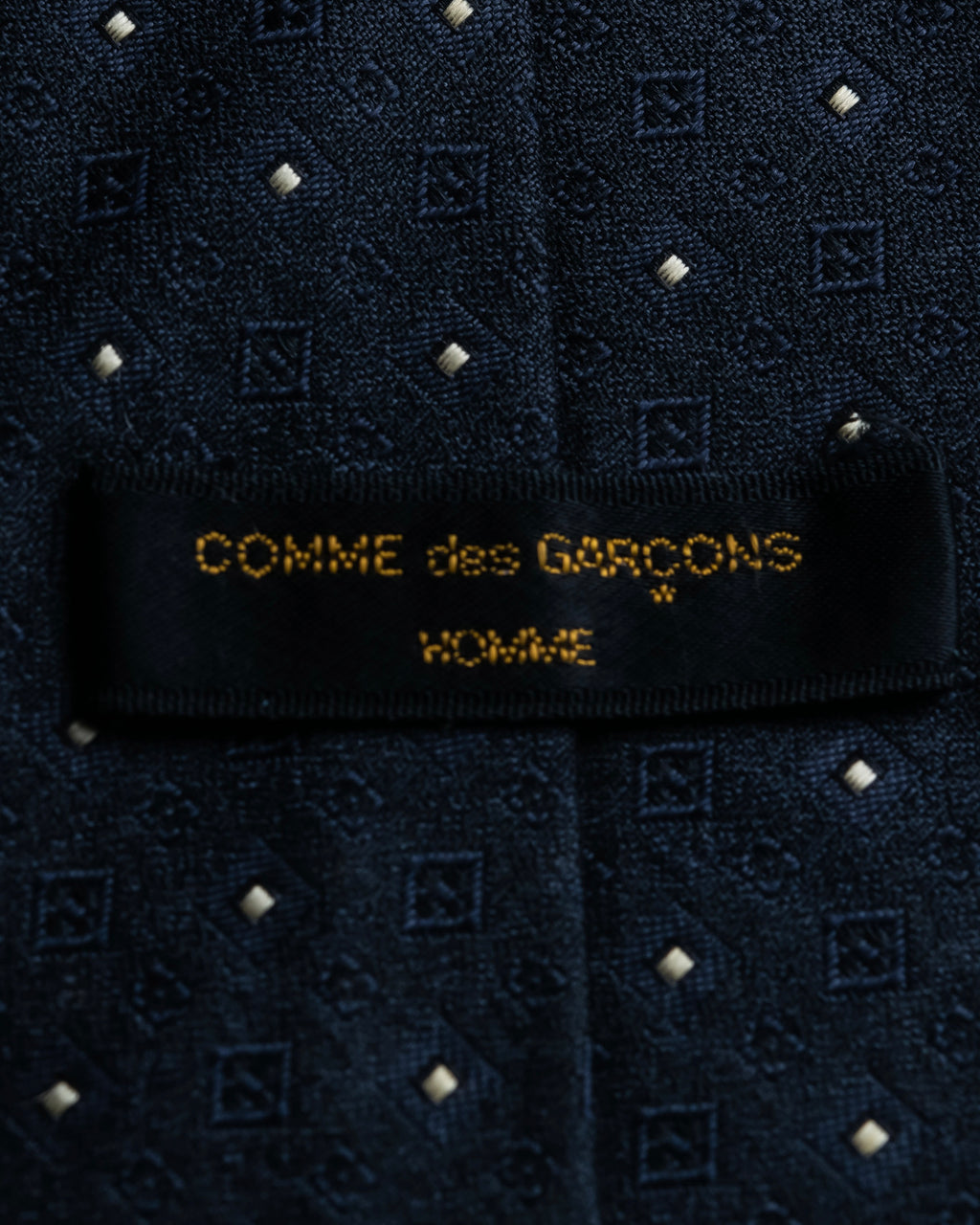 "COMME des GARCONS HOMME"
Square dot jacquard necktie
