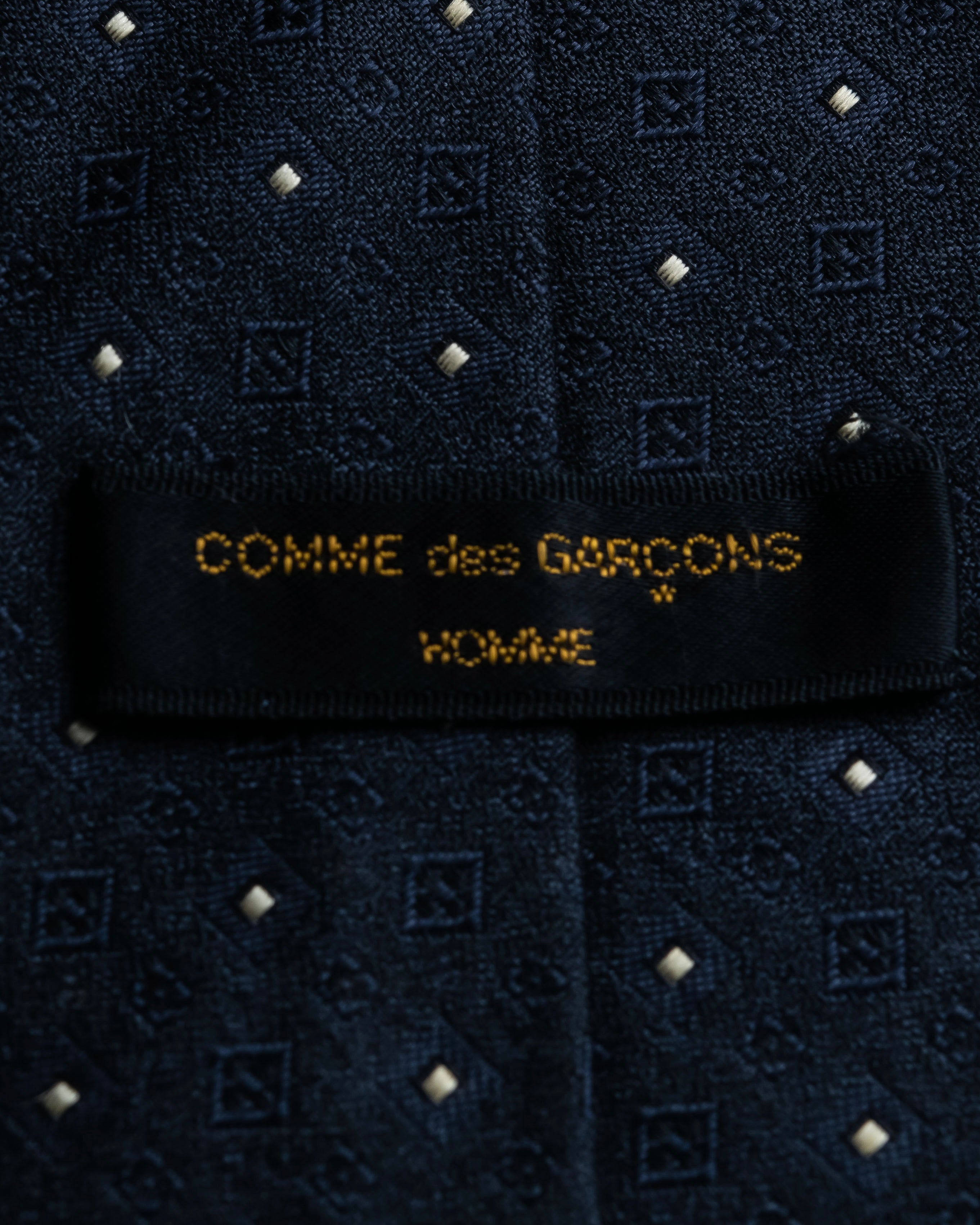 "COMME des GARCONS HOMME"
Square dot jacquard necktie