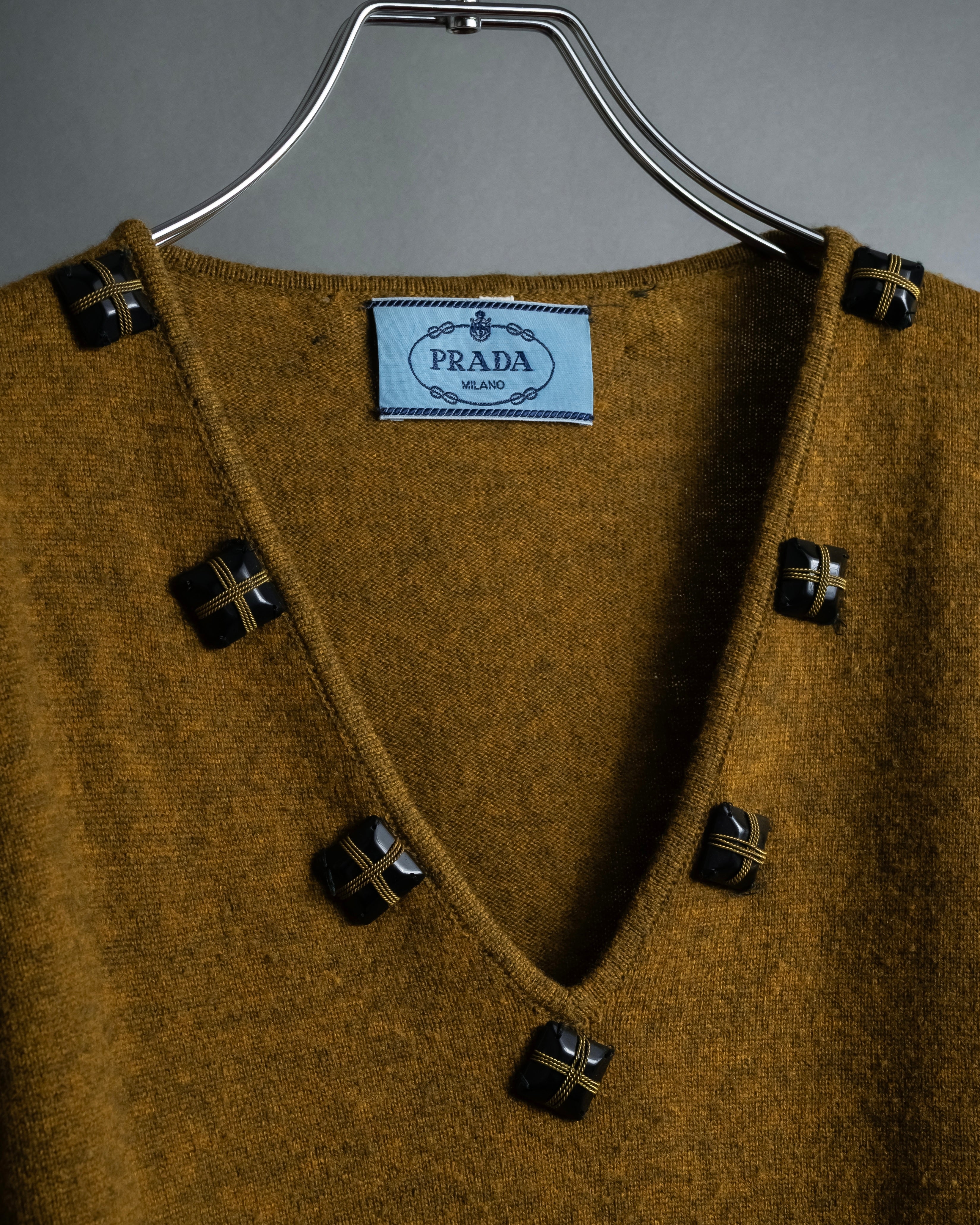 "PRADA" Jewelry decorative design V-neck knit