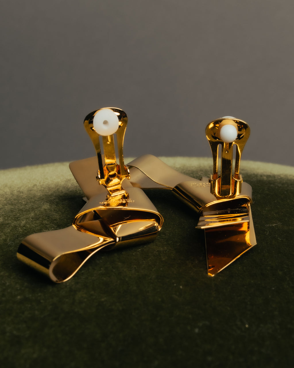 “JIL SANDER” 2021 sculptural ribbon metal clip earrings