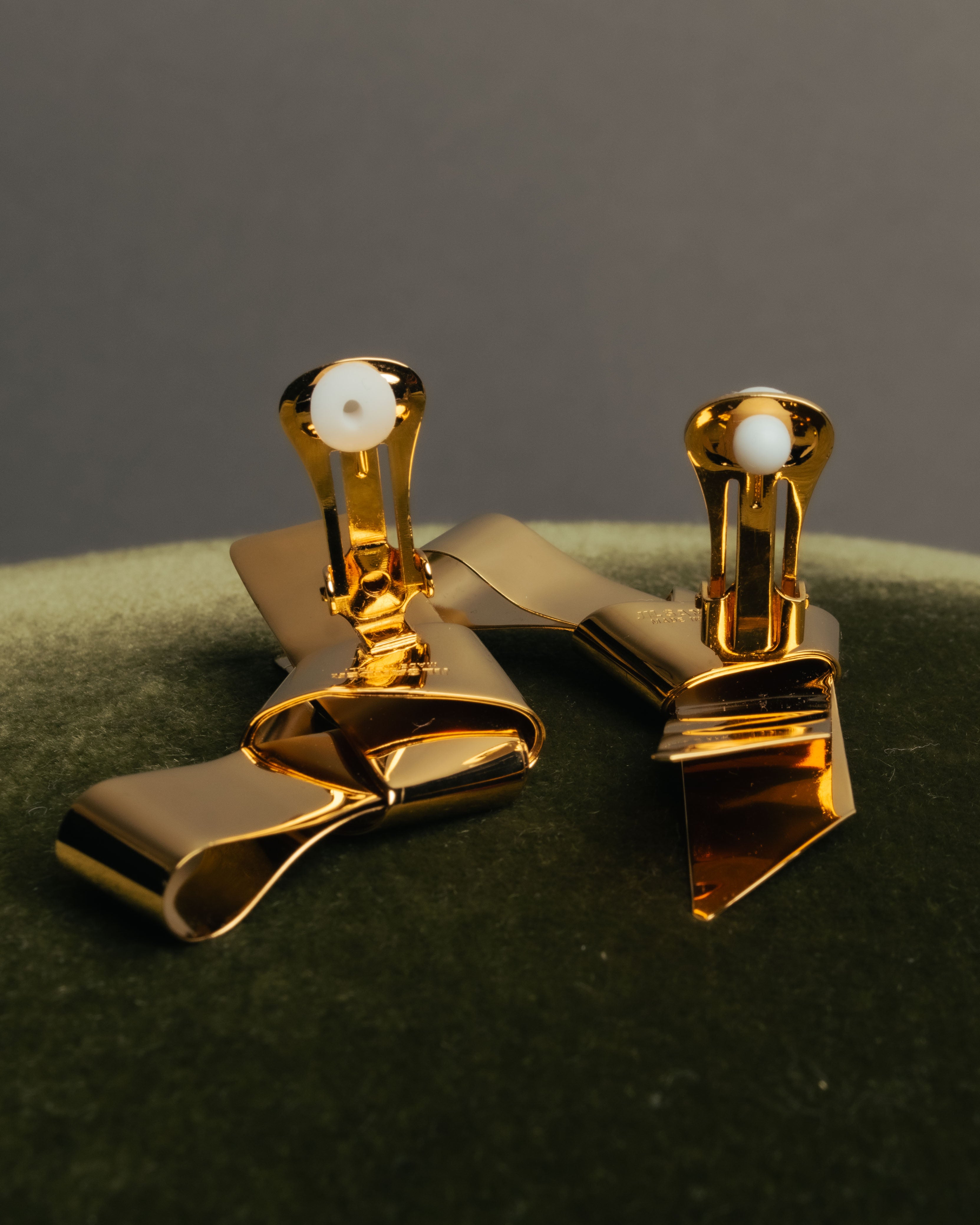 “JIL SANDER” 2021 sculptural ribbon metal clip earrings