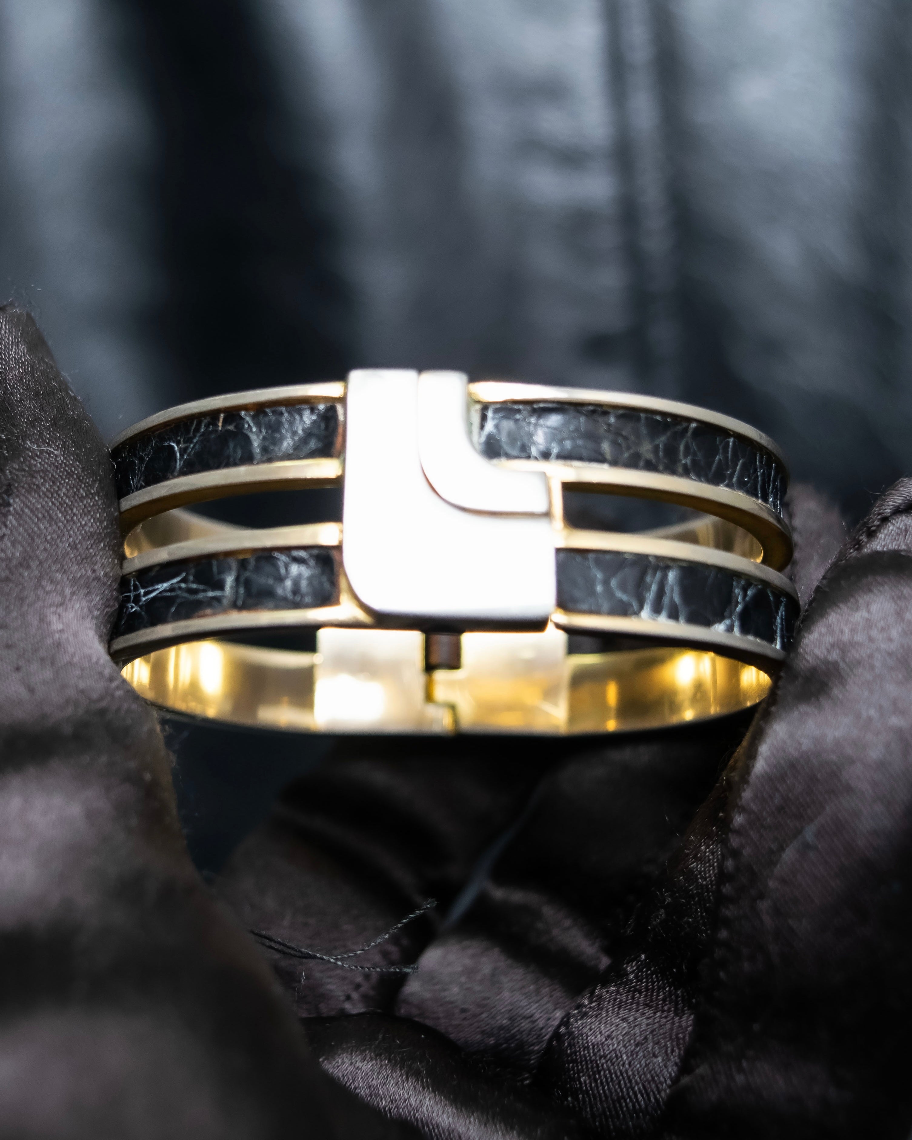 “LOEWE” Double circle stone designed gold bangle