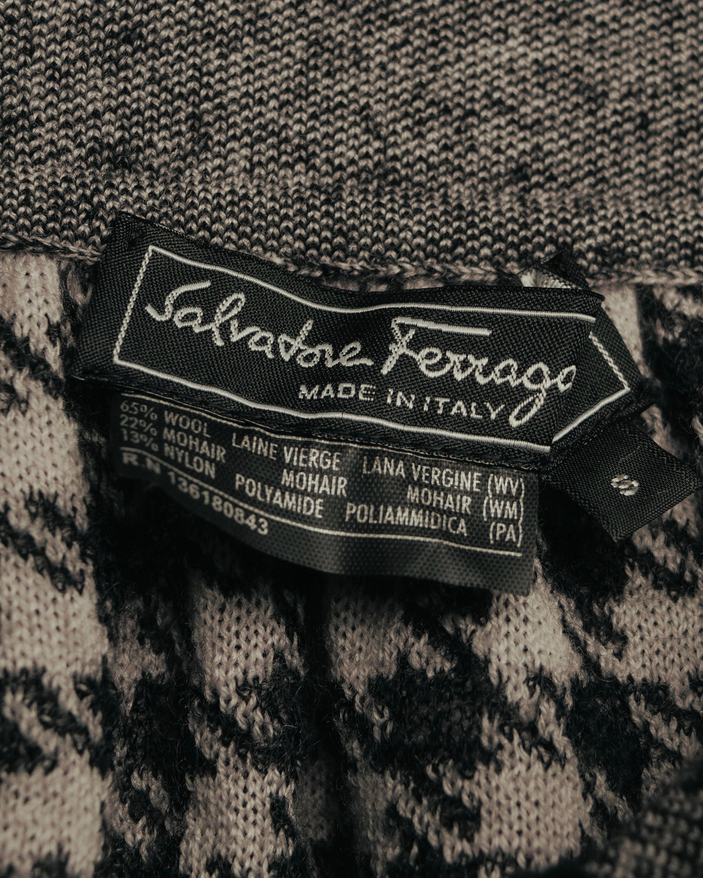 “Salvatore Ferragamo” 90’s-00’s Houndstooth knit flare skirt