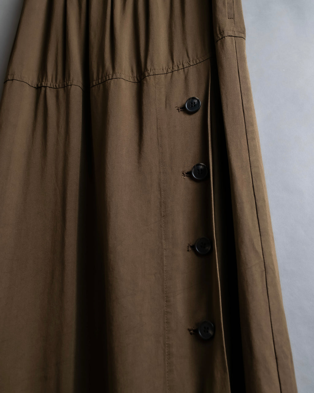 "ISSEY MIYAKE" Gathered waist detail button slide flared skirt