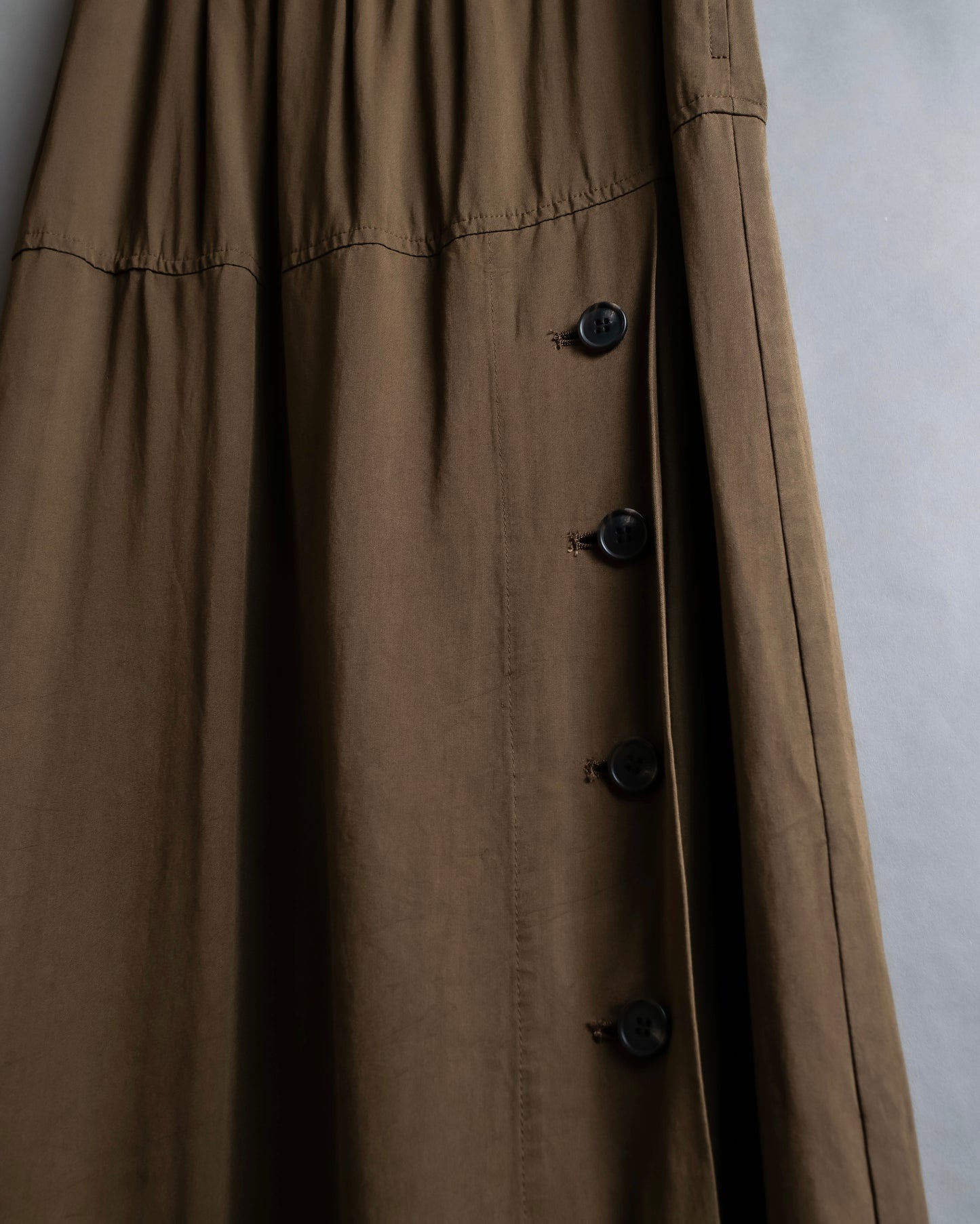 "ISSEY MIYAKE" Gathered waist detail button slid flared skirt