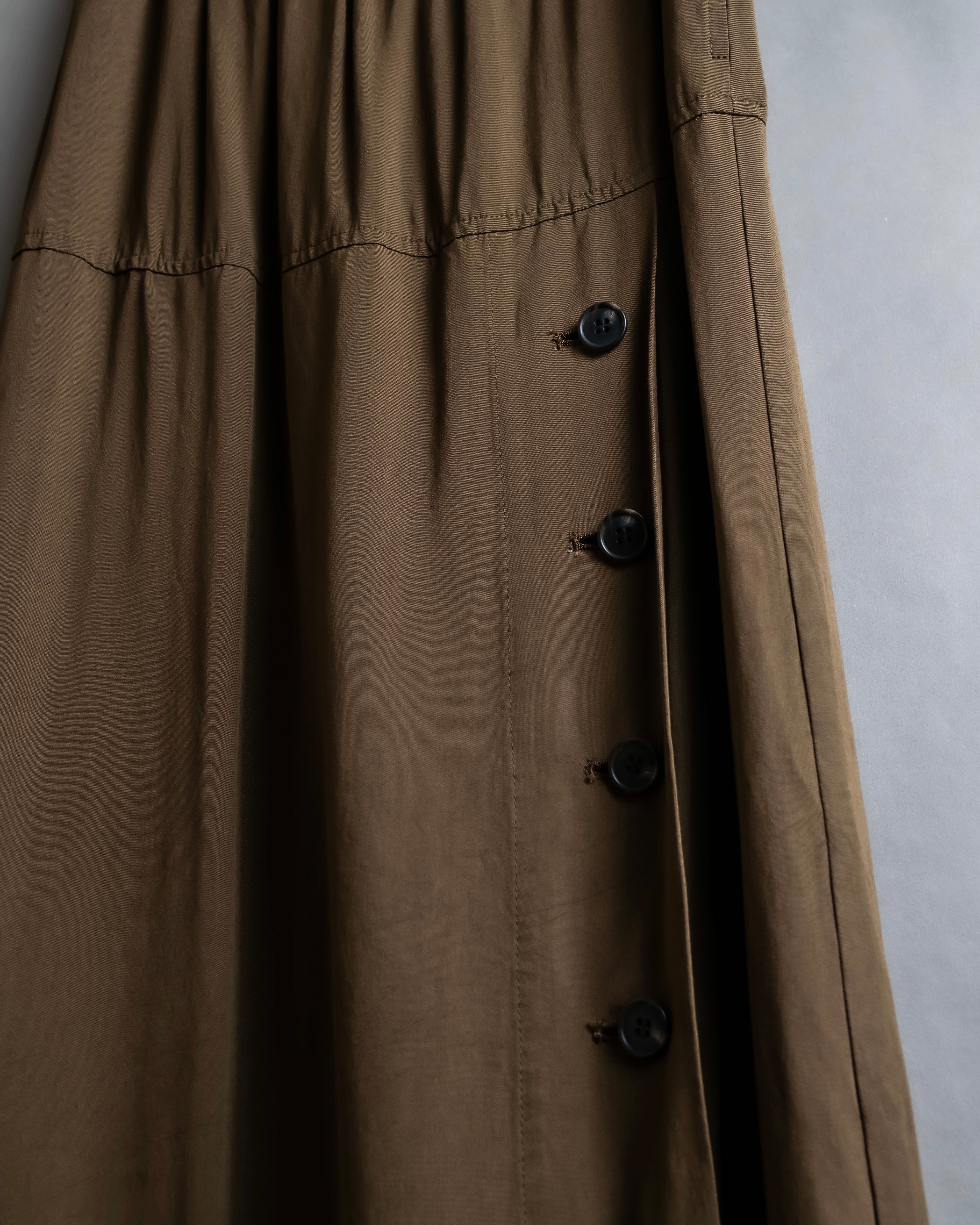 "ISSEY MIYAKE" Gathered waist detail button slide flared skirt