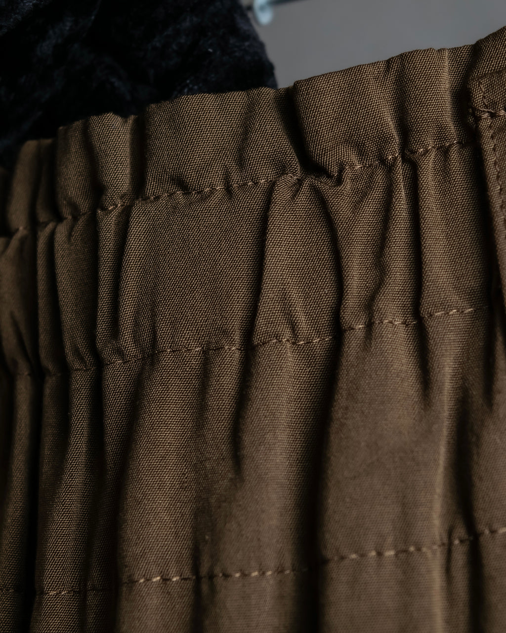 "ISSEY MIYAKE" Gathered waist detail button slide flared skirt