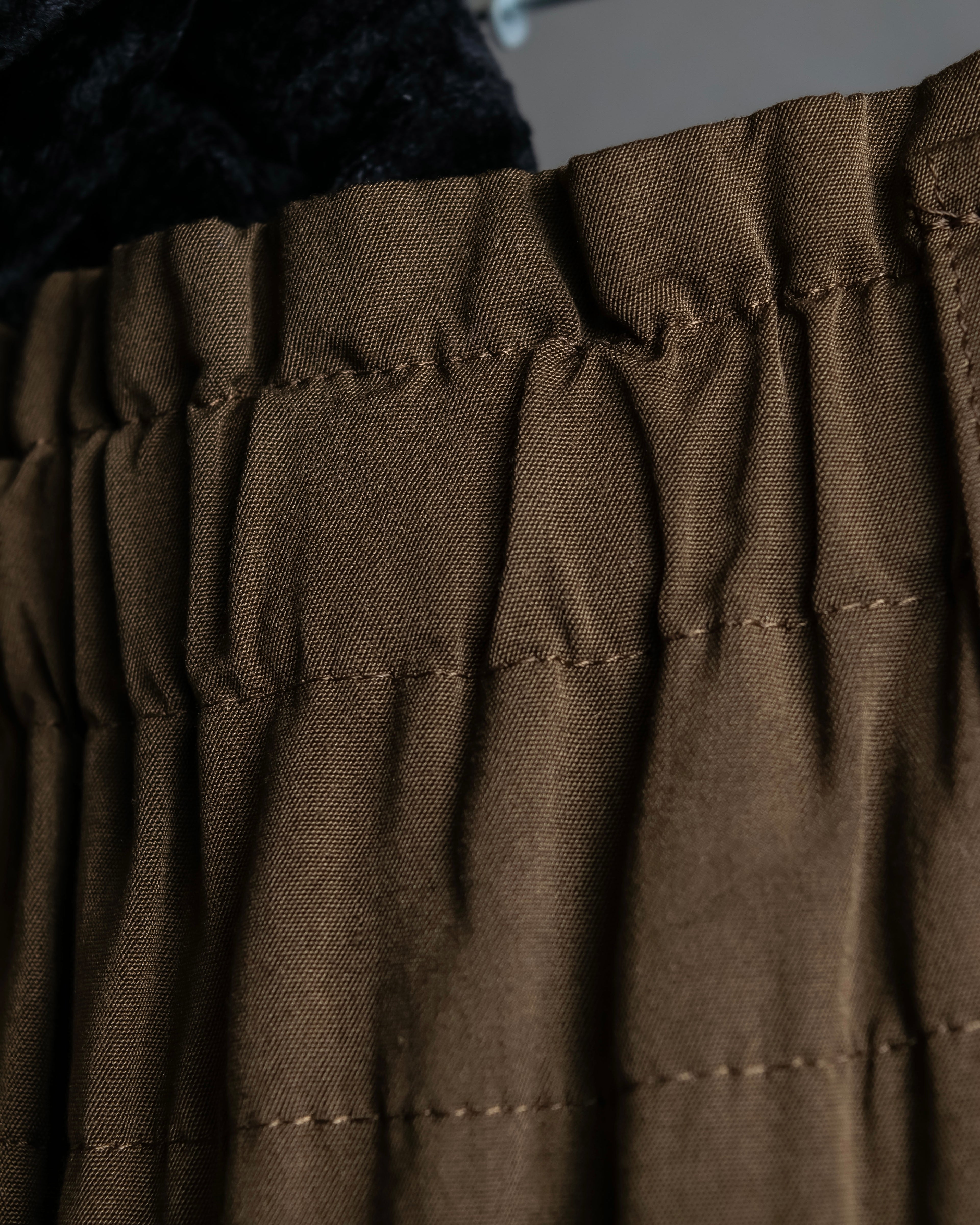 "ISSEY MIYAKE" Gathered waist detail button slide flared skirt