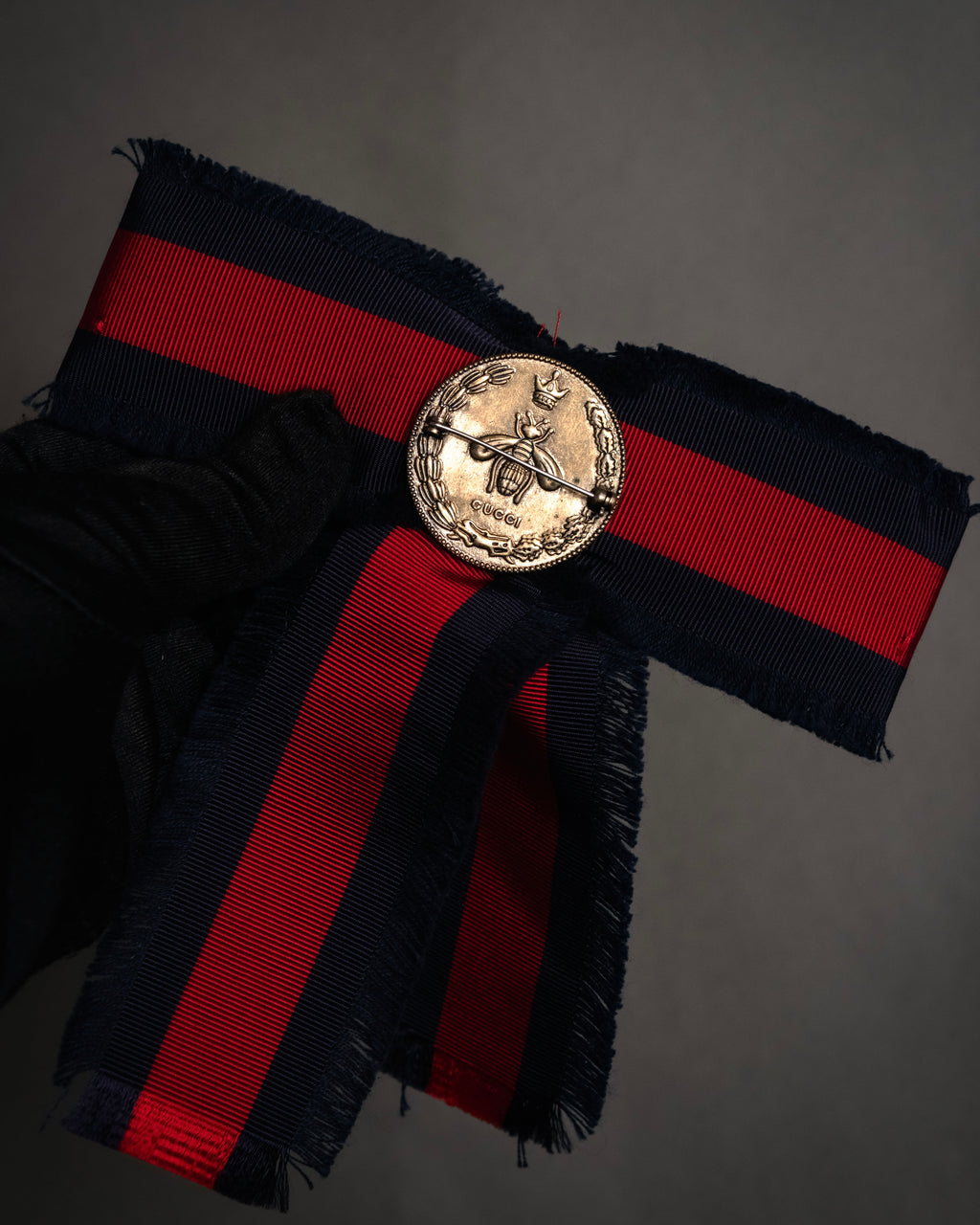 “GUCCI” 2016–2019 Web stripe crystal bow brooch