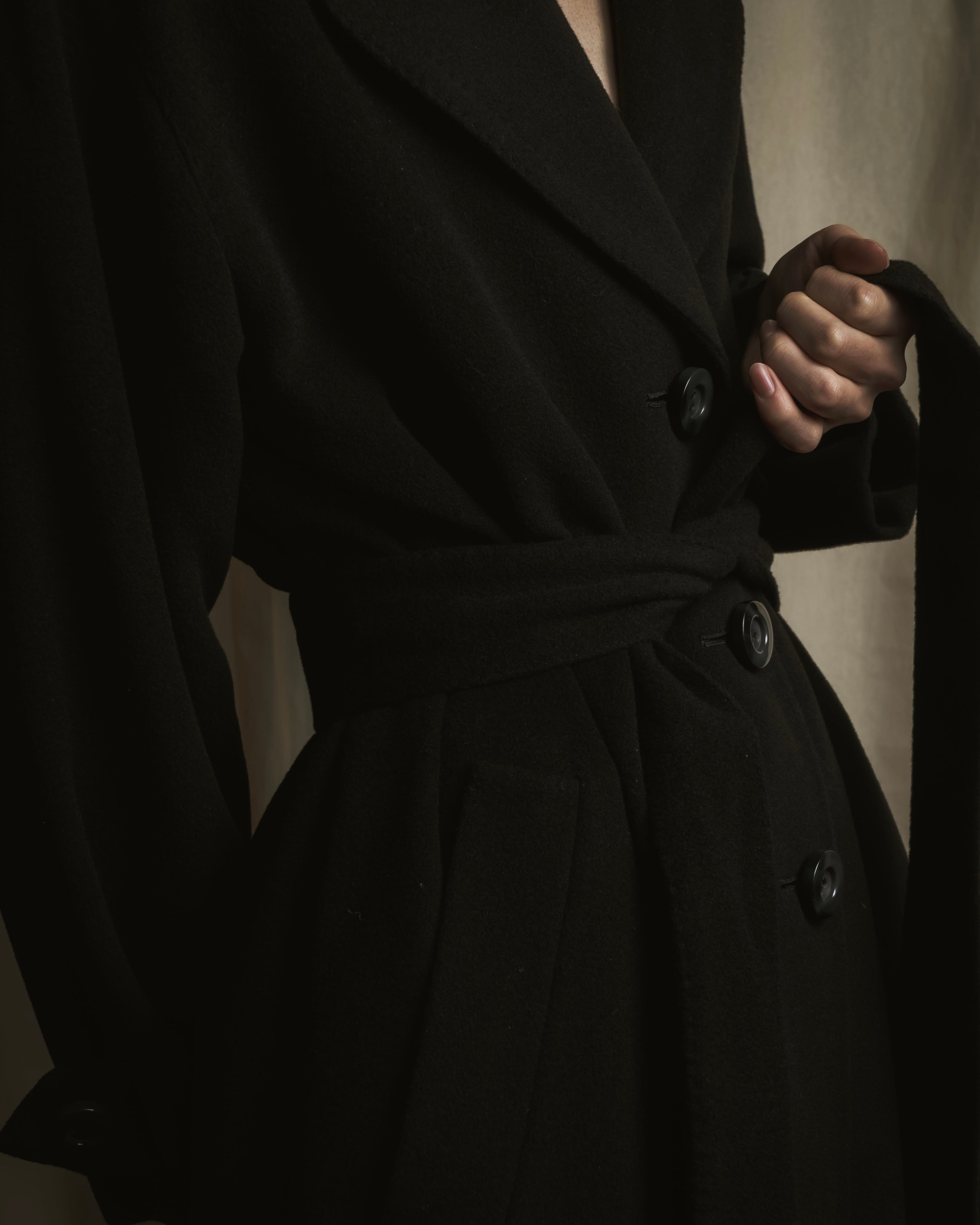 Abrigo envolvente con cinturón de los años 90 de Christian Dior