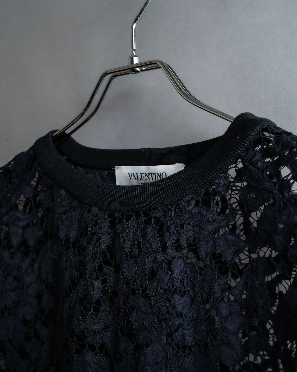 "VALENTINO" Floral lace design trimmed pullover