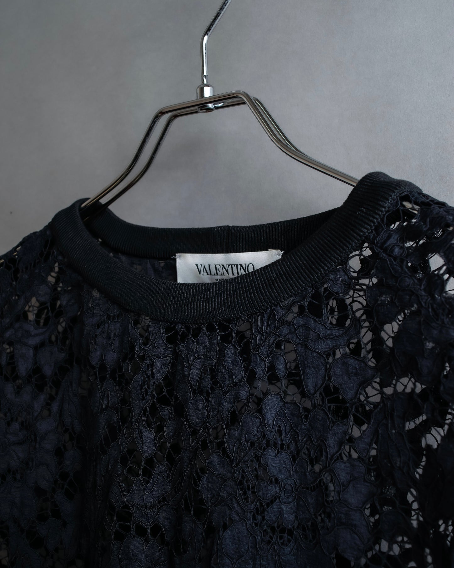 "VALENTINO" Floral lace design trimmed pullover