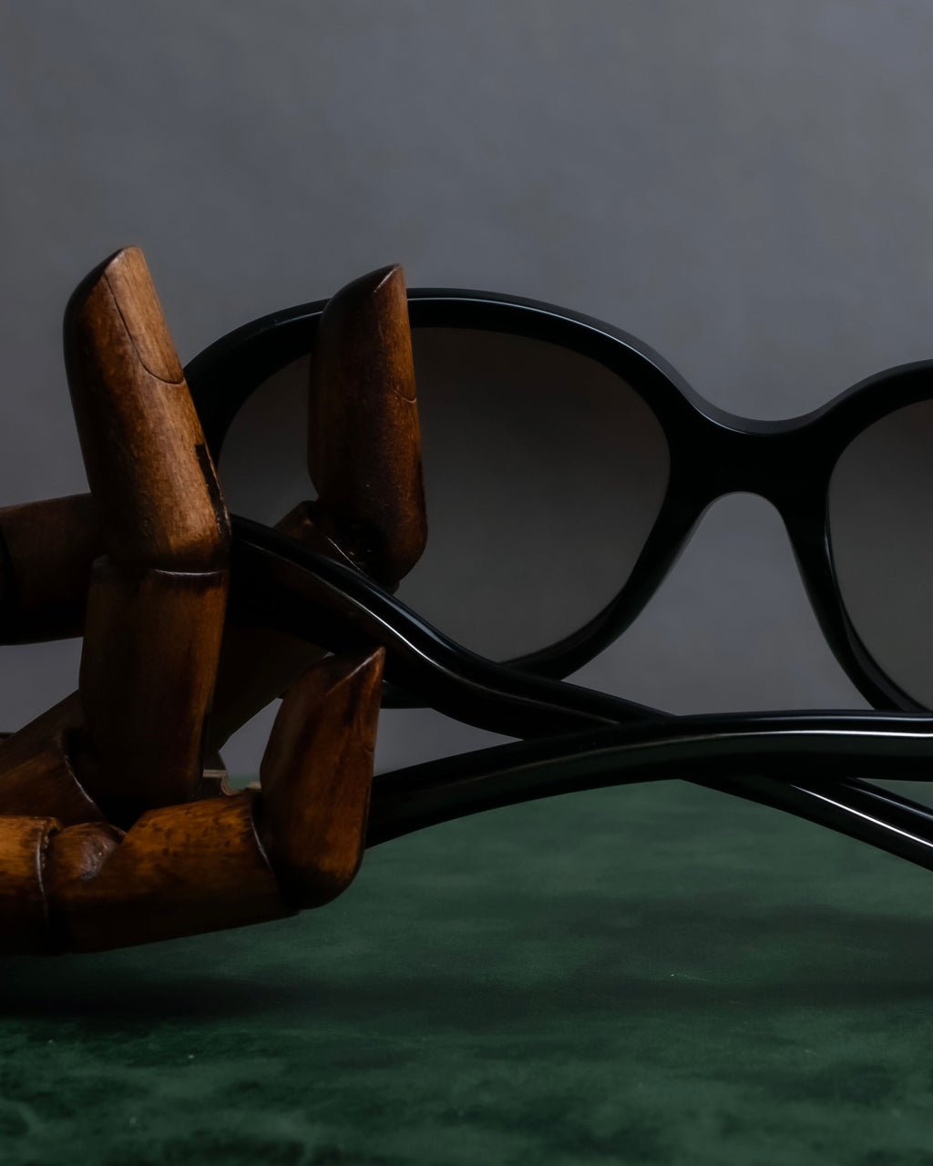 "PRADA" Logo engraved black round frame sunglasses