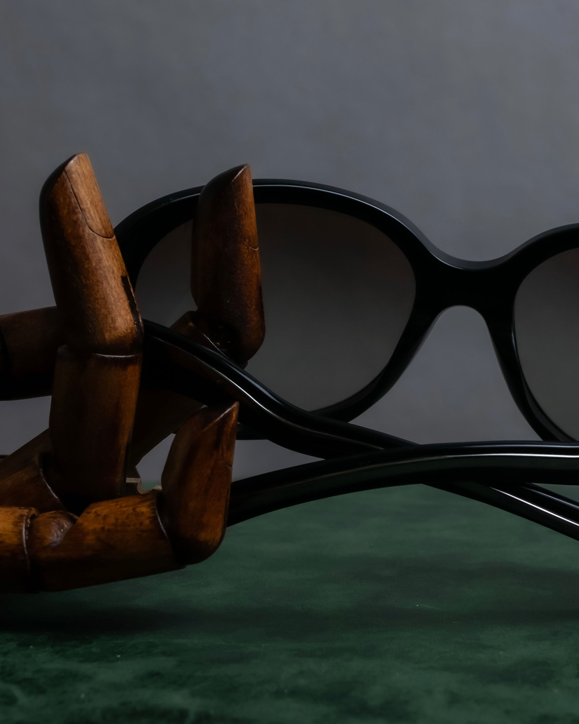 "PRADA" Logo engraved black round frame sunglasses