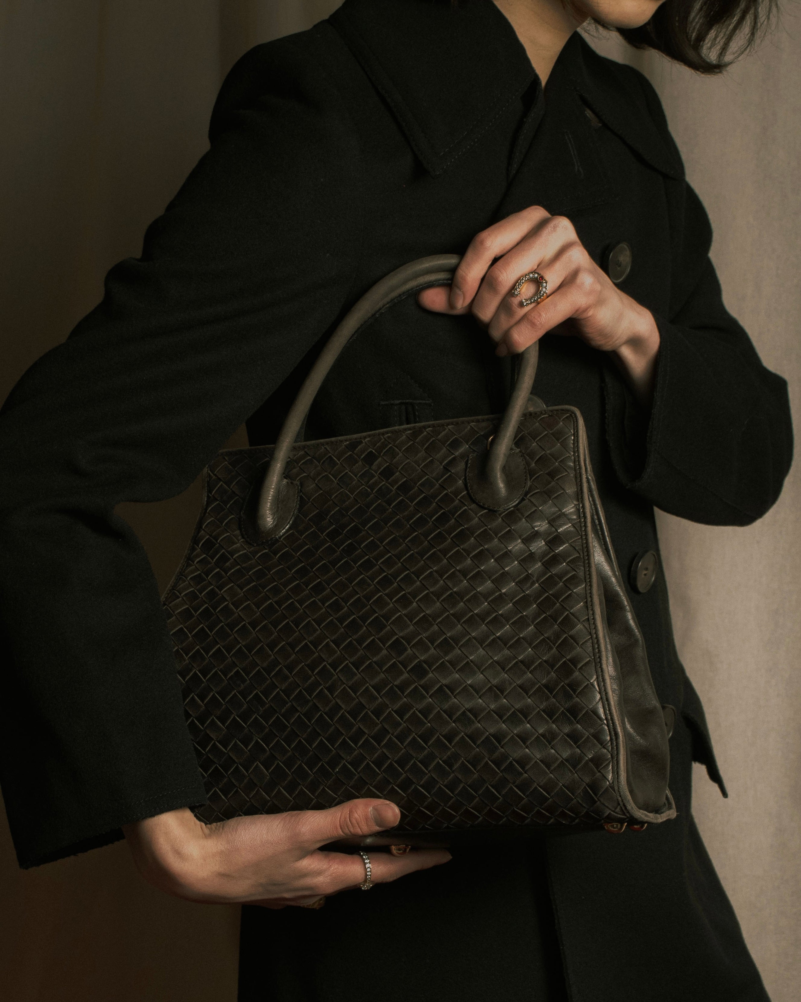 –SPECIAL– "BOTTEGA VENETA"
90’s-00’s intrecciato trapezoid handle bag