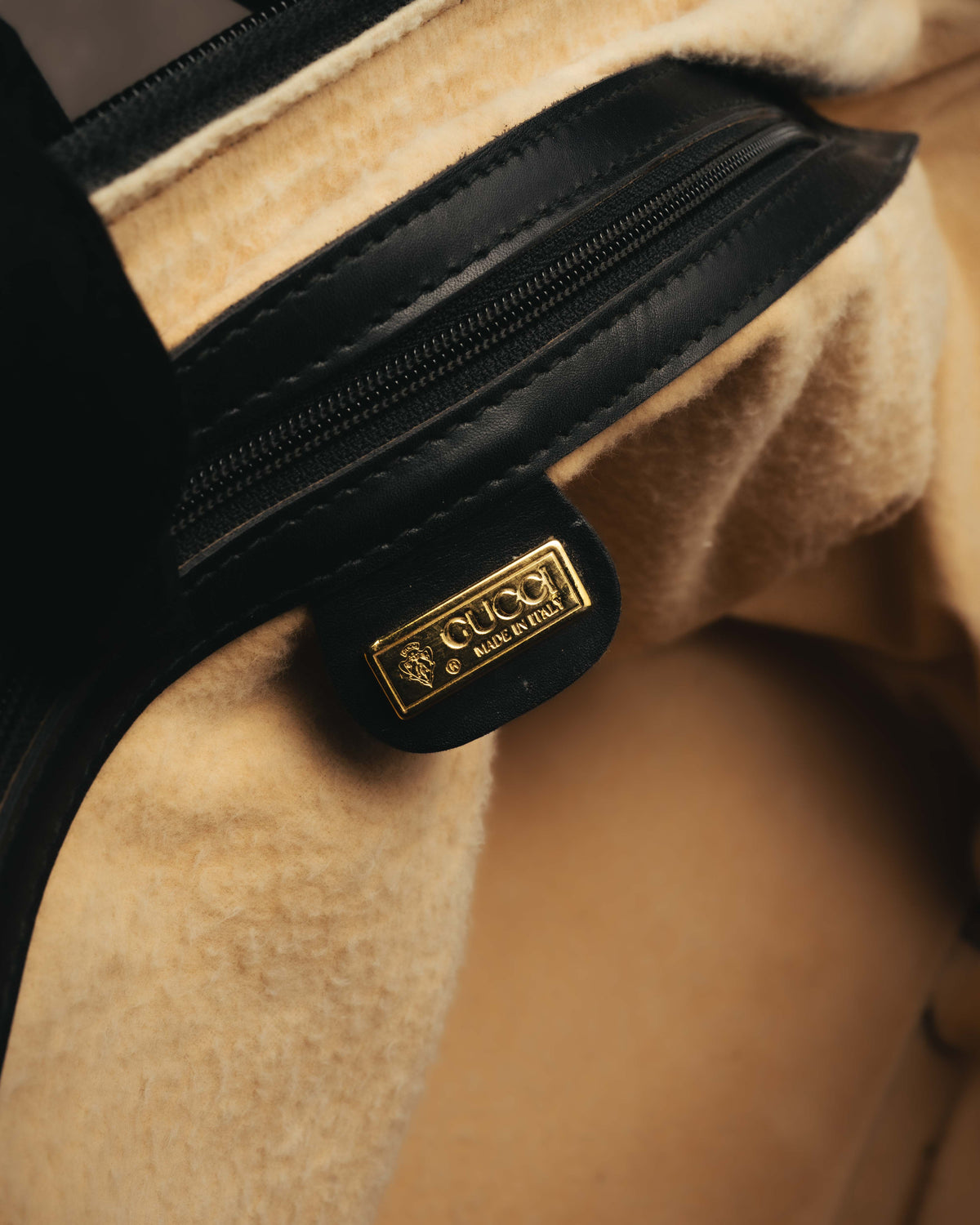 -SPECIAL- "GUCCI" 70's-80's Crest-detailed black leather two-way duffle bag