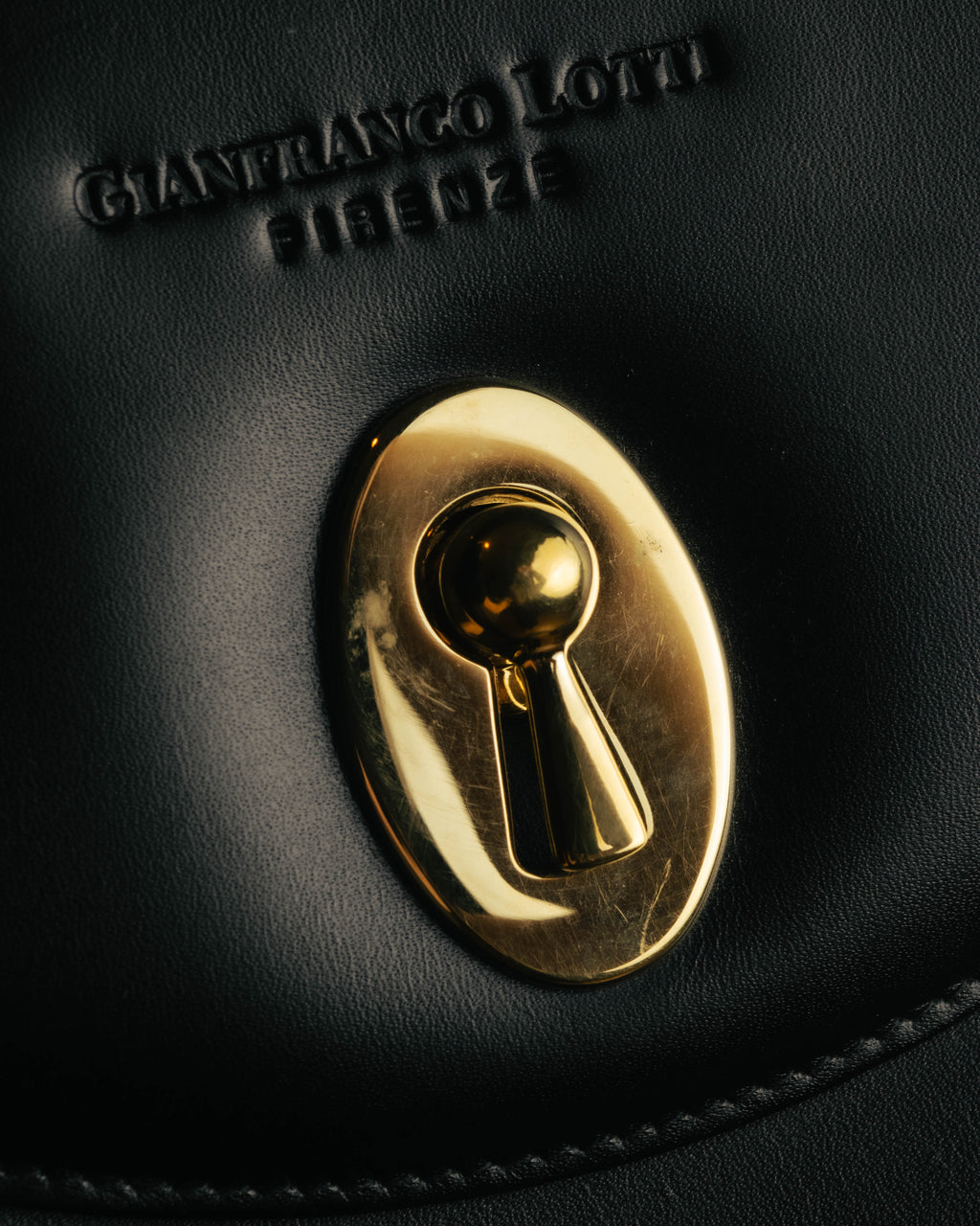 “Gianfranco Lotti” 90’s-00’s Black leather turn lock shoulder bag