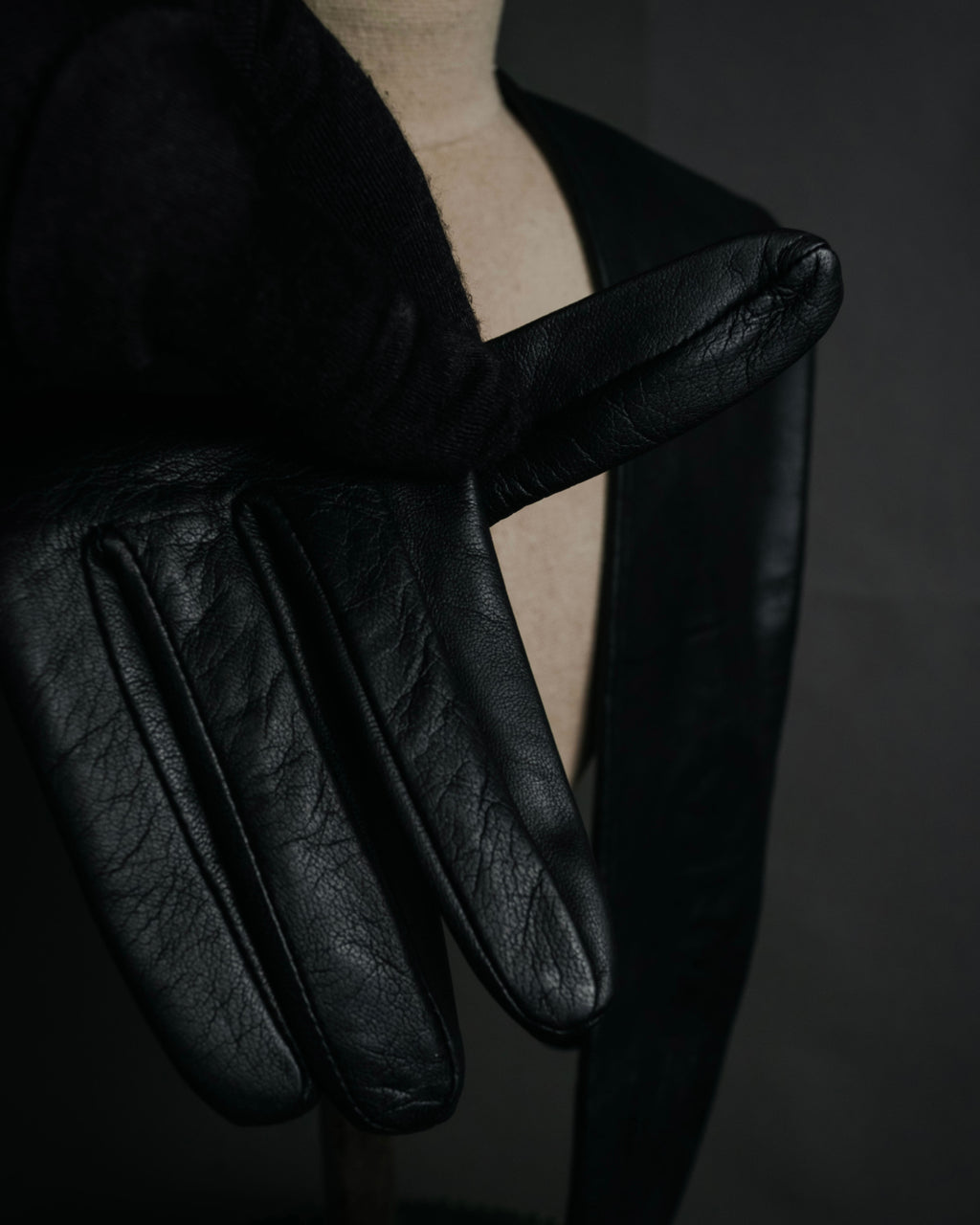 “GIVENCHY” 2010’s 4G embossed long leather gloves