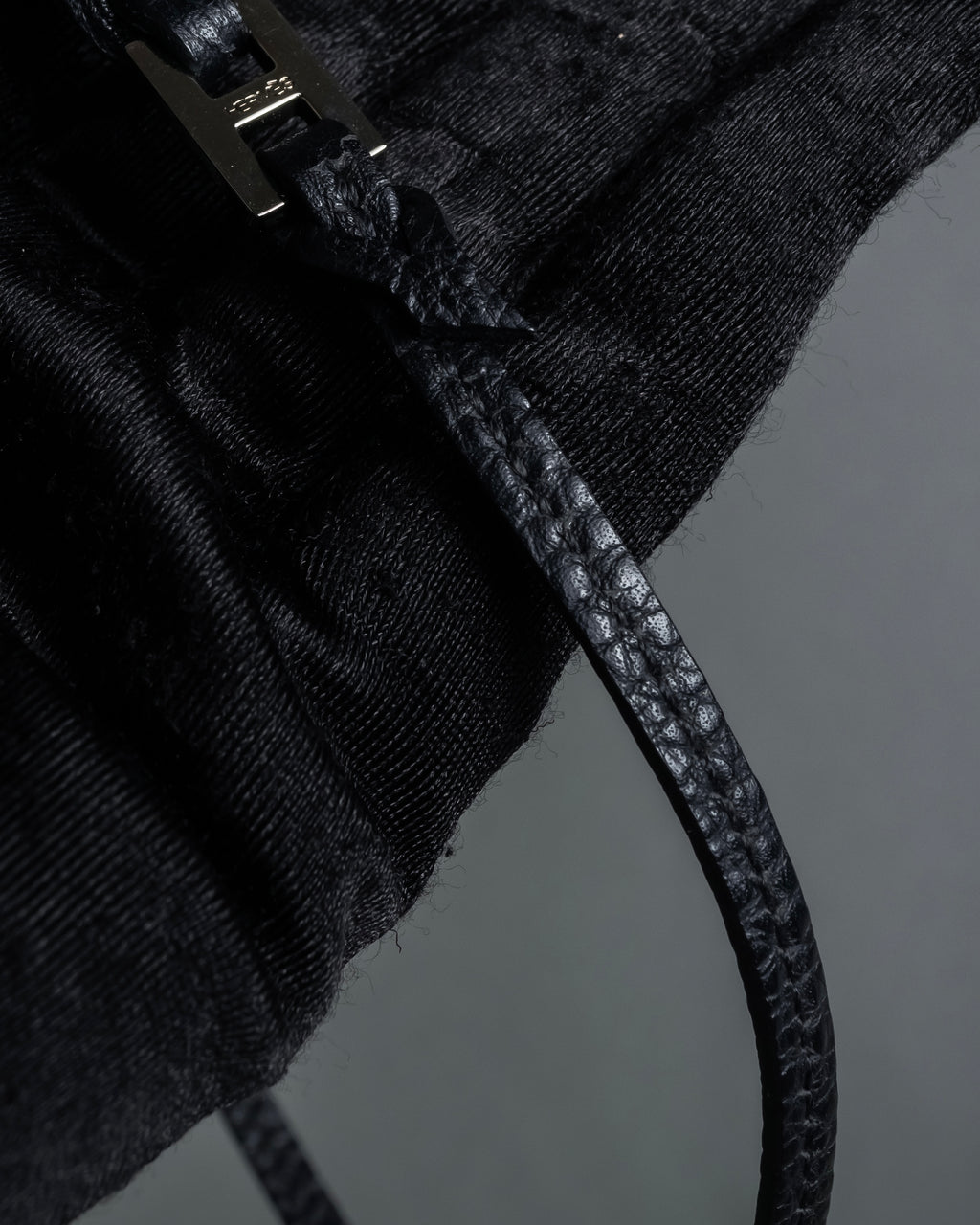 "HERMES" H motif design leather choker