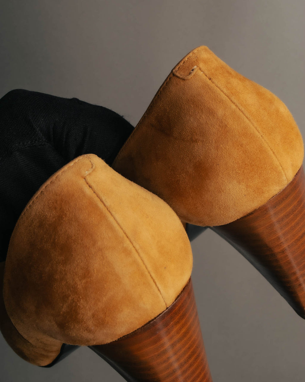 "Hermès" 90's-00's Sculptural suede pointed-toe pumps