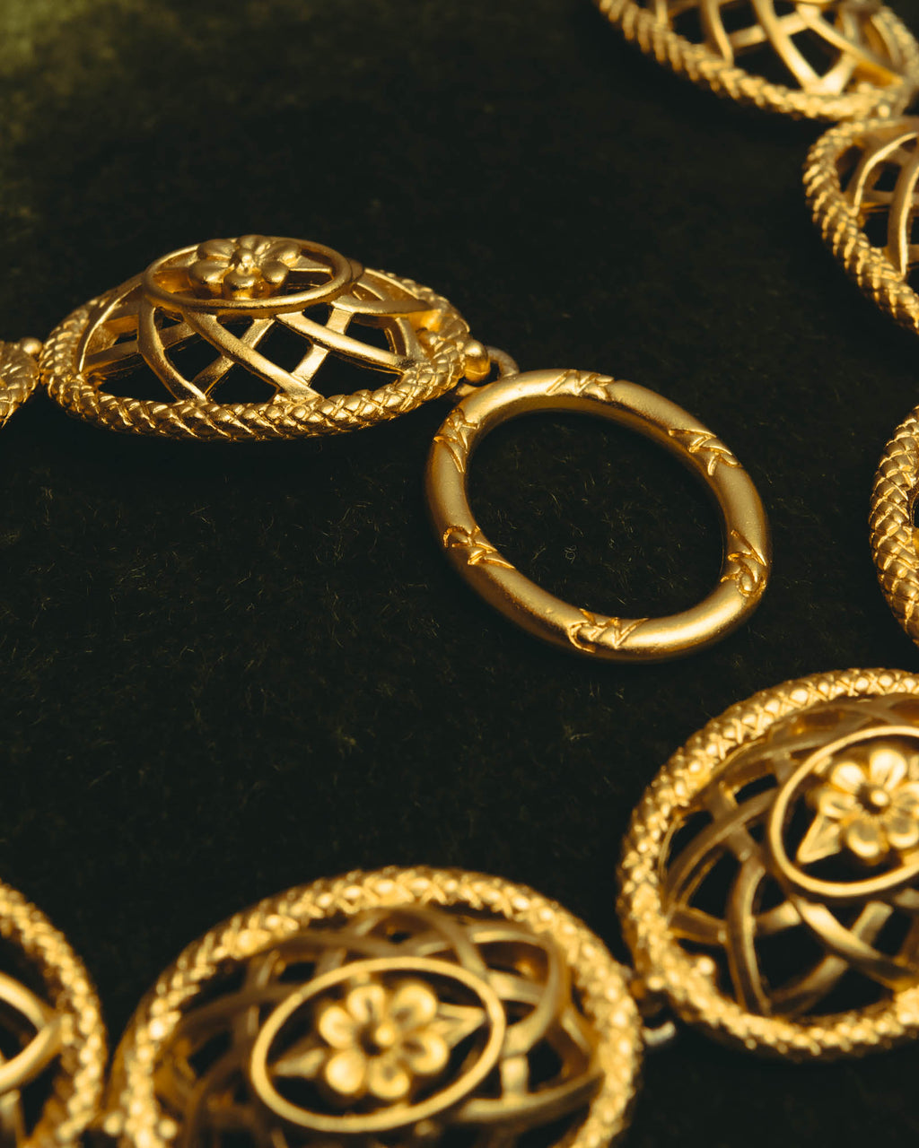 “Nina Ricci” 80’s-90’s floral openwork link necklace
