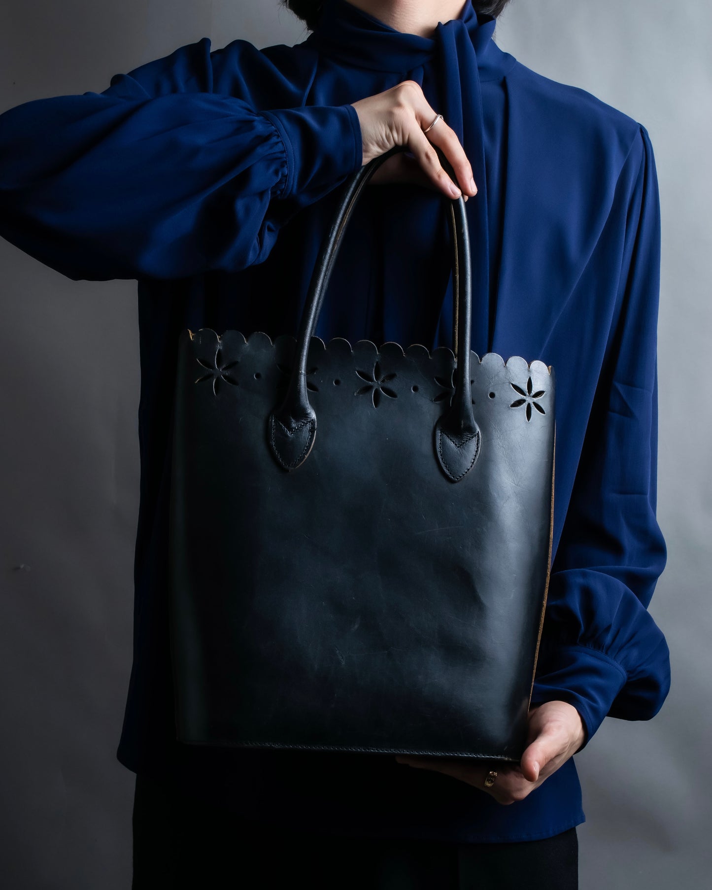 "tricot COMME des GARCONS" Floral pattern punching design tote bag