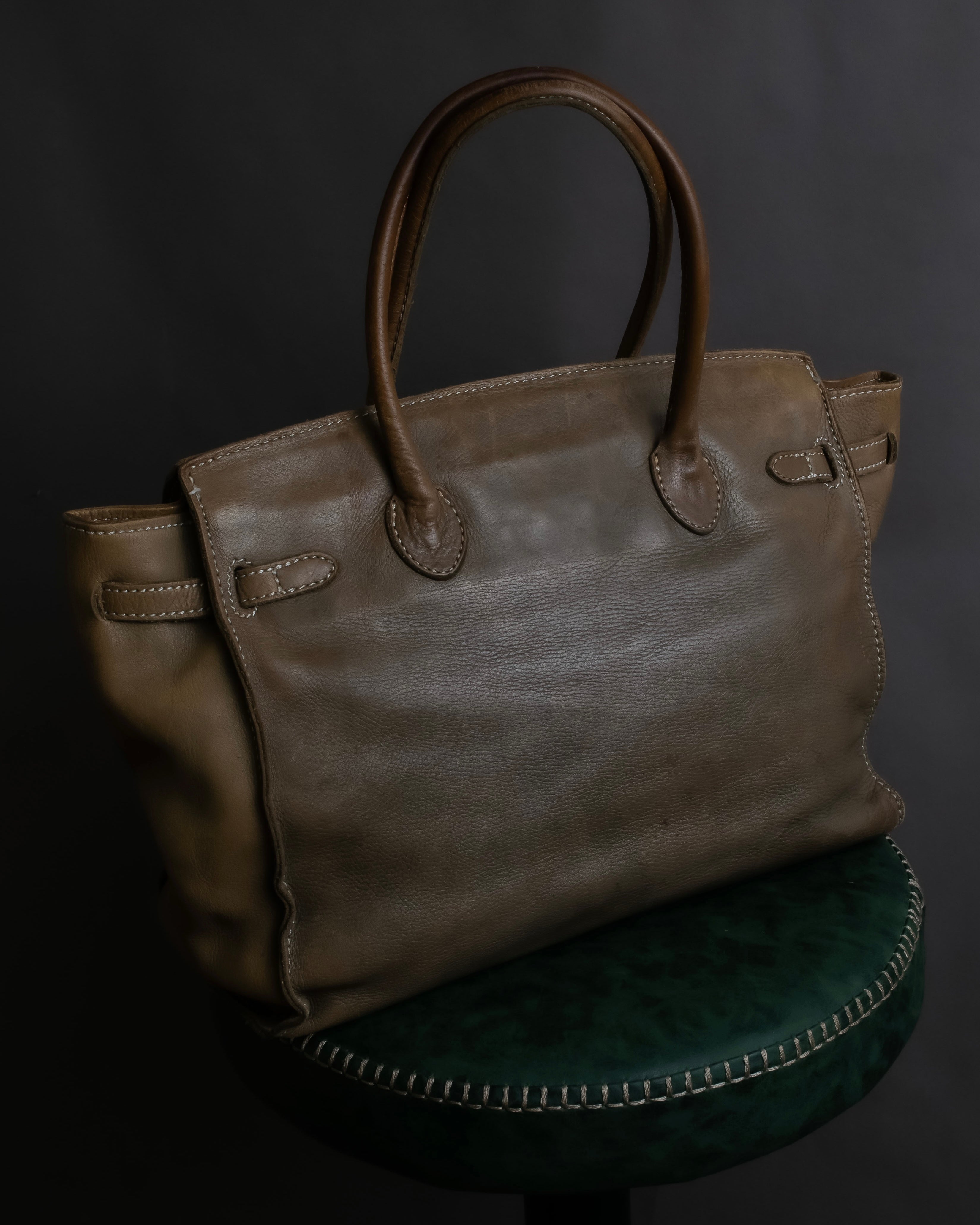 "Accessoires De Mademoiselle"
Silver parts design leather one handle bag