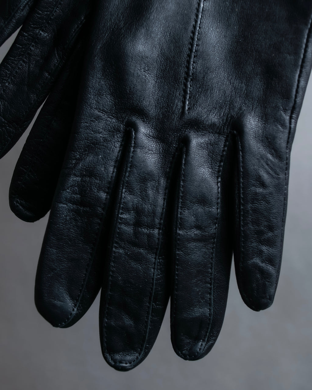 "Marie Claire" Carefully stitched logo engraved leather gloves
