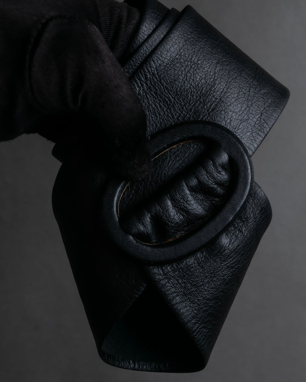 "BURBERRYS" Oval buckle design, supple leather belt