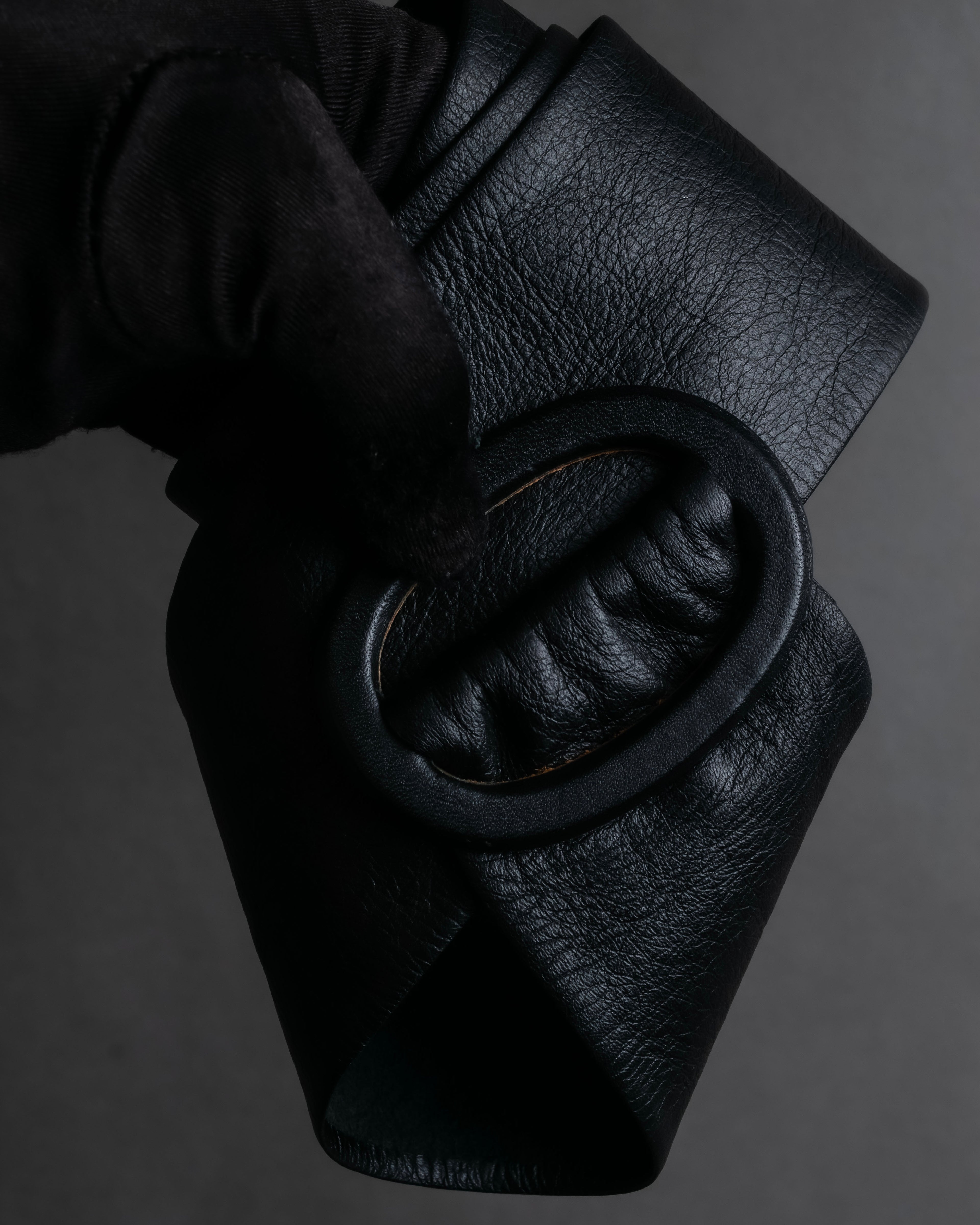 "BURBERRYS" Oval buckle design, supple leather belt