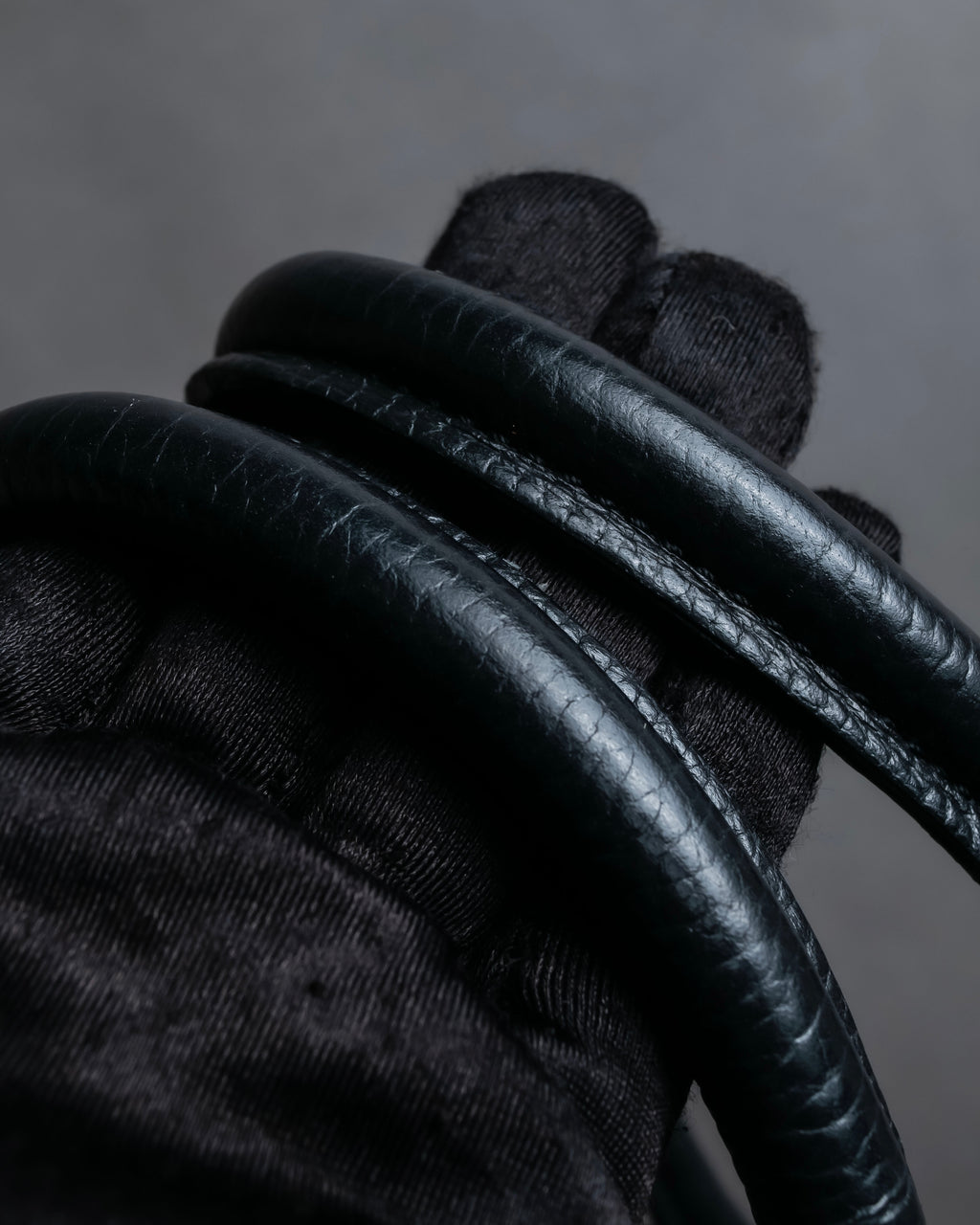 "AULENTTI" Gold closure belt design leather 2-way bag