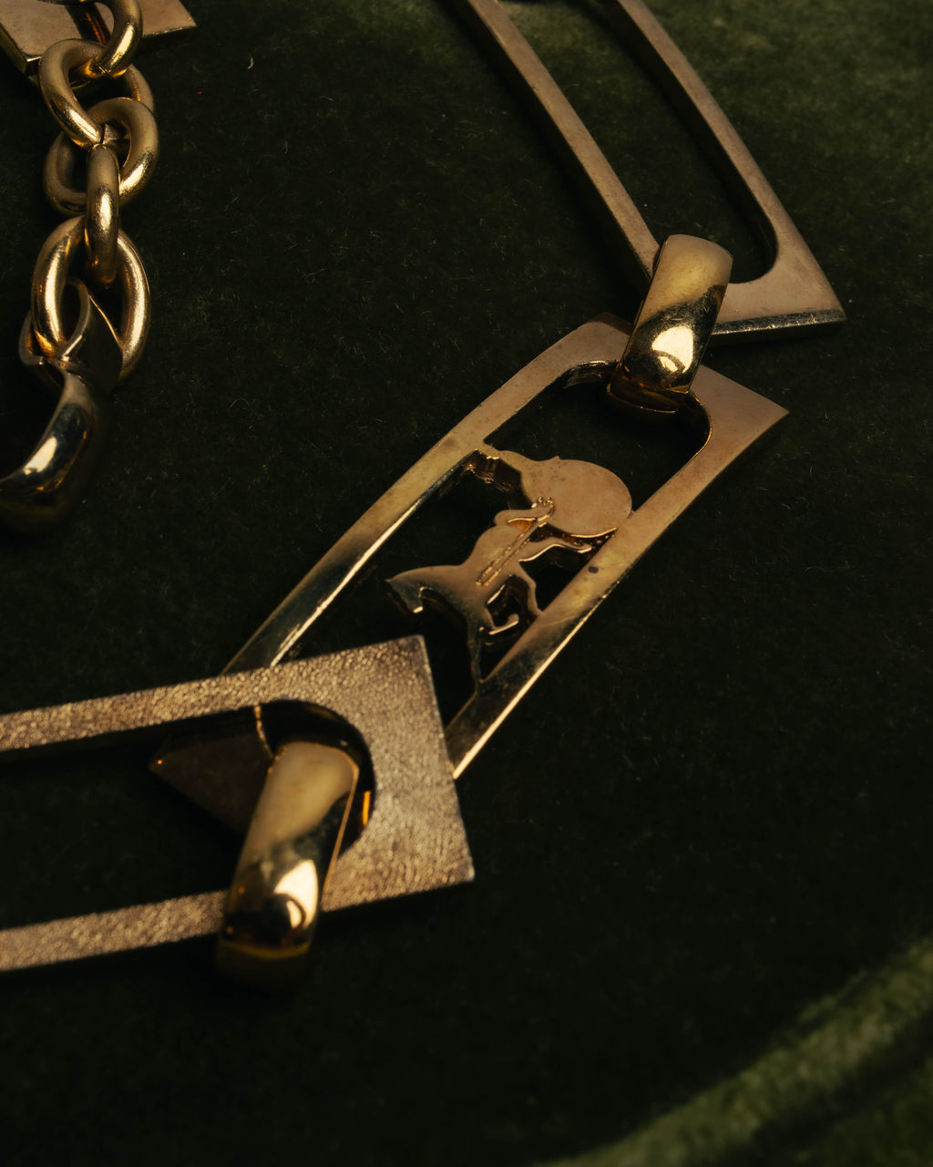 "CELINE" 70's-80's Sulky motif gold metal chain belt
