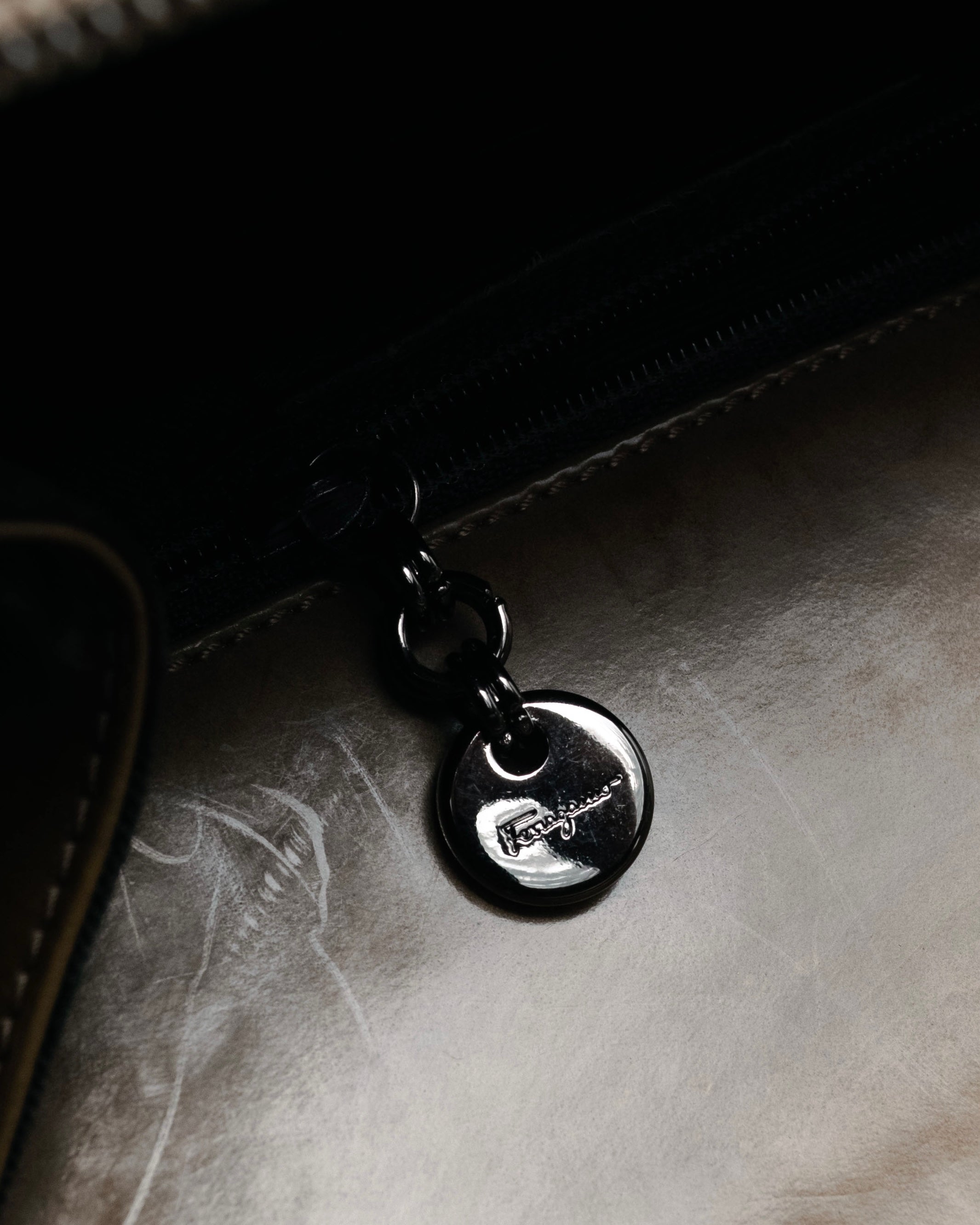 “Salvatore Ferragamo” 90’s-00’s glossy gancini shoulder bag