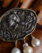 "Vintage engraved relief motif pearl brooch"
