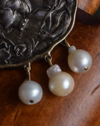 "Vintage engraved relief motif pearl brooch"