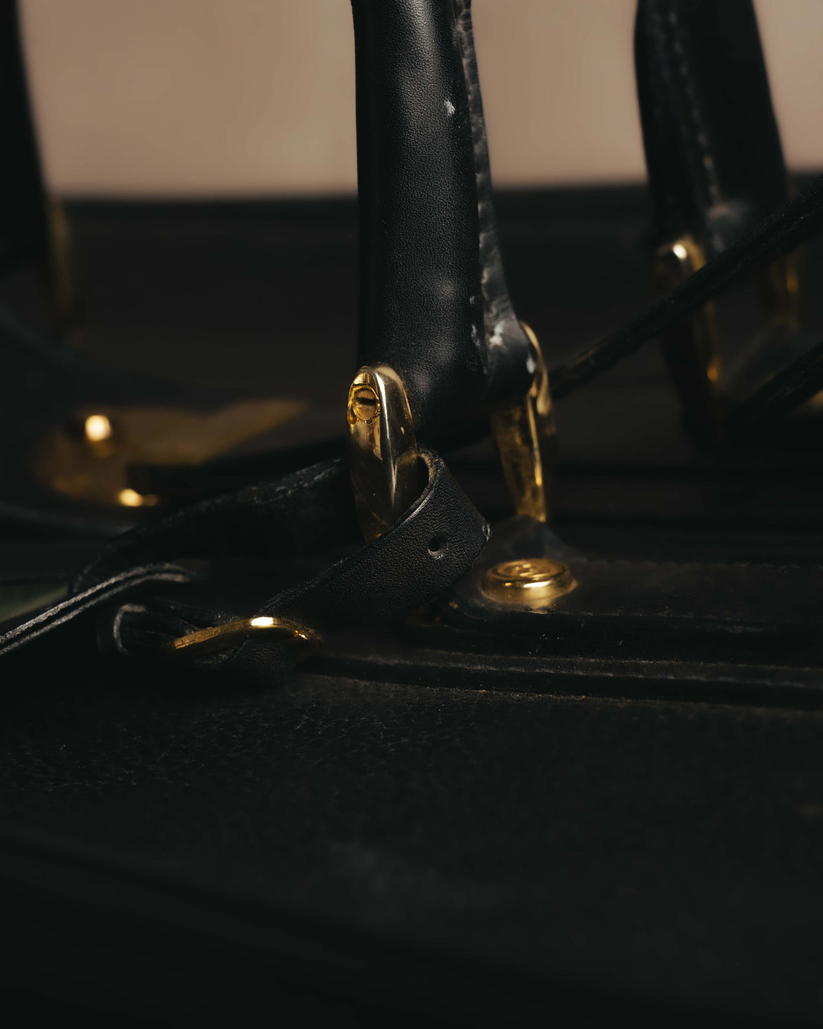 -SPECIAL- "GUCCI" 70's-80's Crest-detailed black leather two-way duffle bag