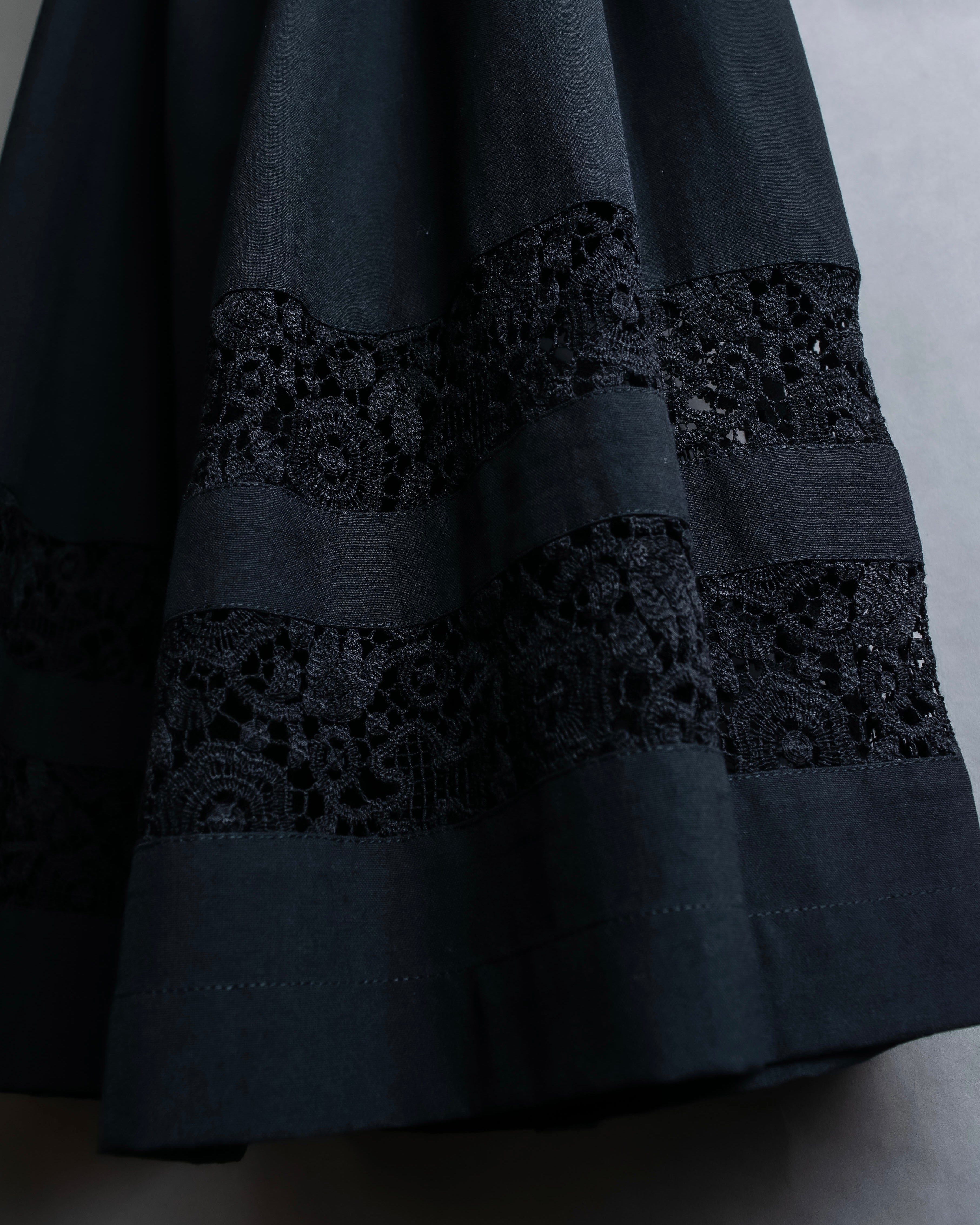 "tricot COMME des GARCONS"  Lace design at hem flare skirt