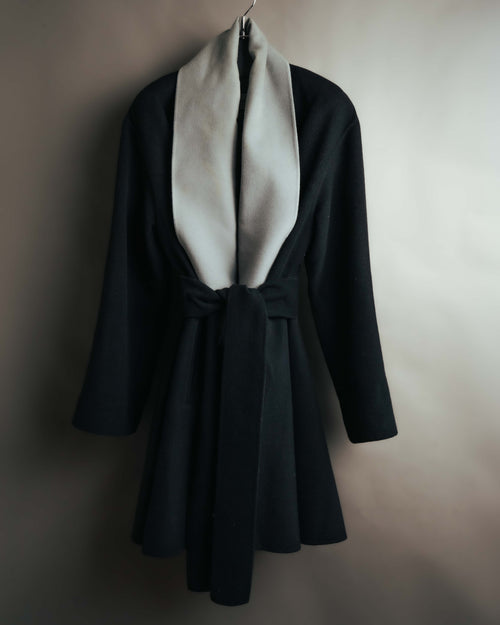 ブラックの身頃に淡いグレーのロングショールカラーを配した、フロント全体のカット。共布ベルトでウエストを絞った、裾へ広がるAライン調のシルエットが確認できます。