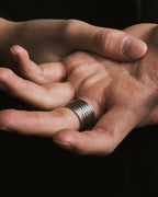 Anillo con placa de logo apilada de alambre plateado 925 de los años 00 de Christian Dior