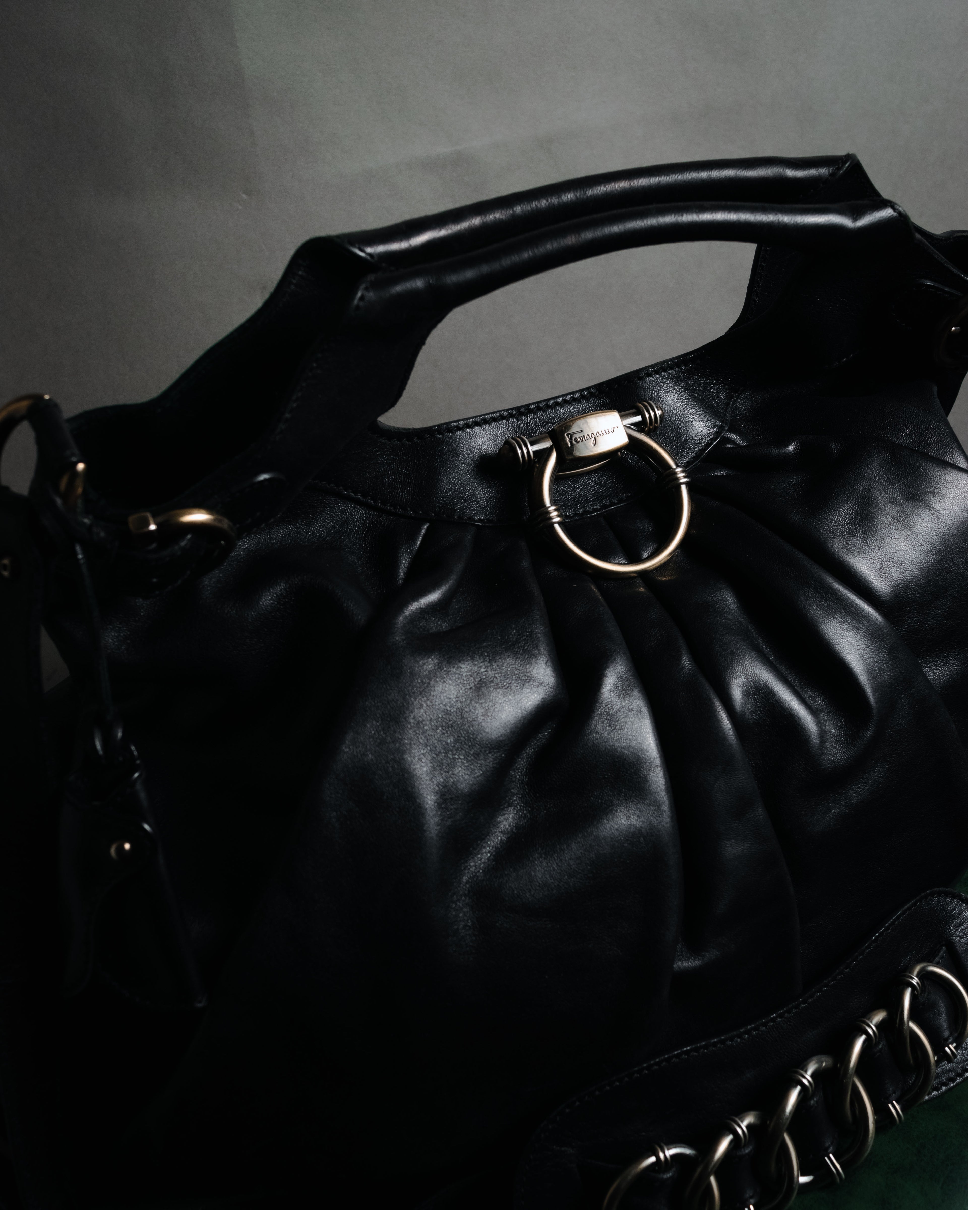 –SPECIAL– "Salvatore Ferragamo"
00’s Gancini ring-gathered nappa 2way bag