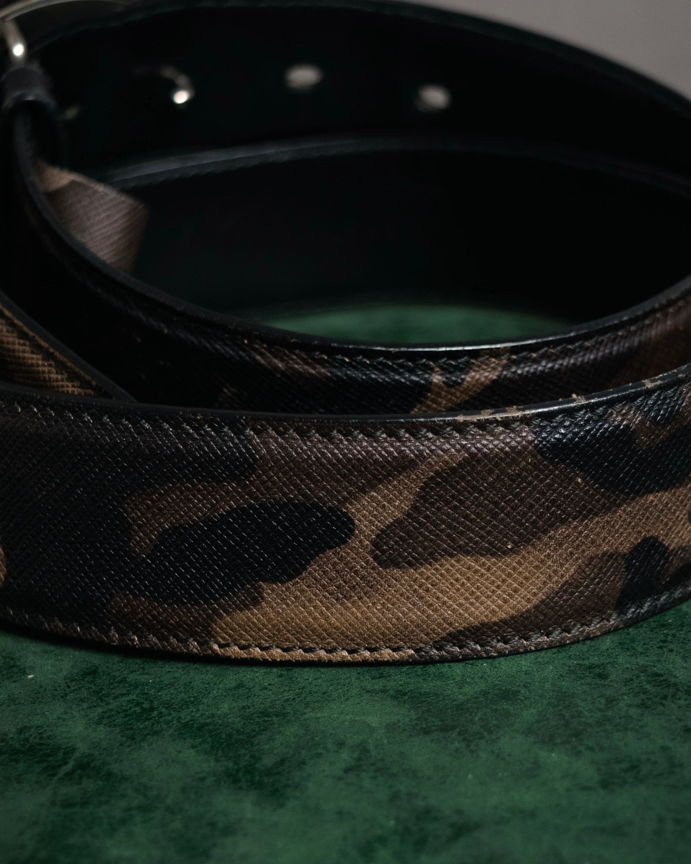 “PRADA” 2010’s Saffiano camouflage relief logo buckle
leather belt