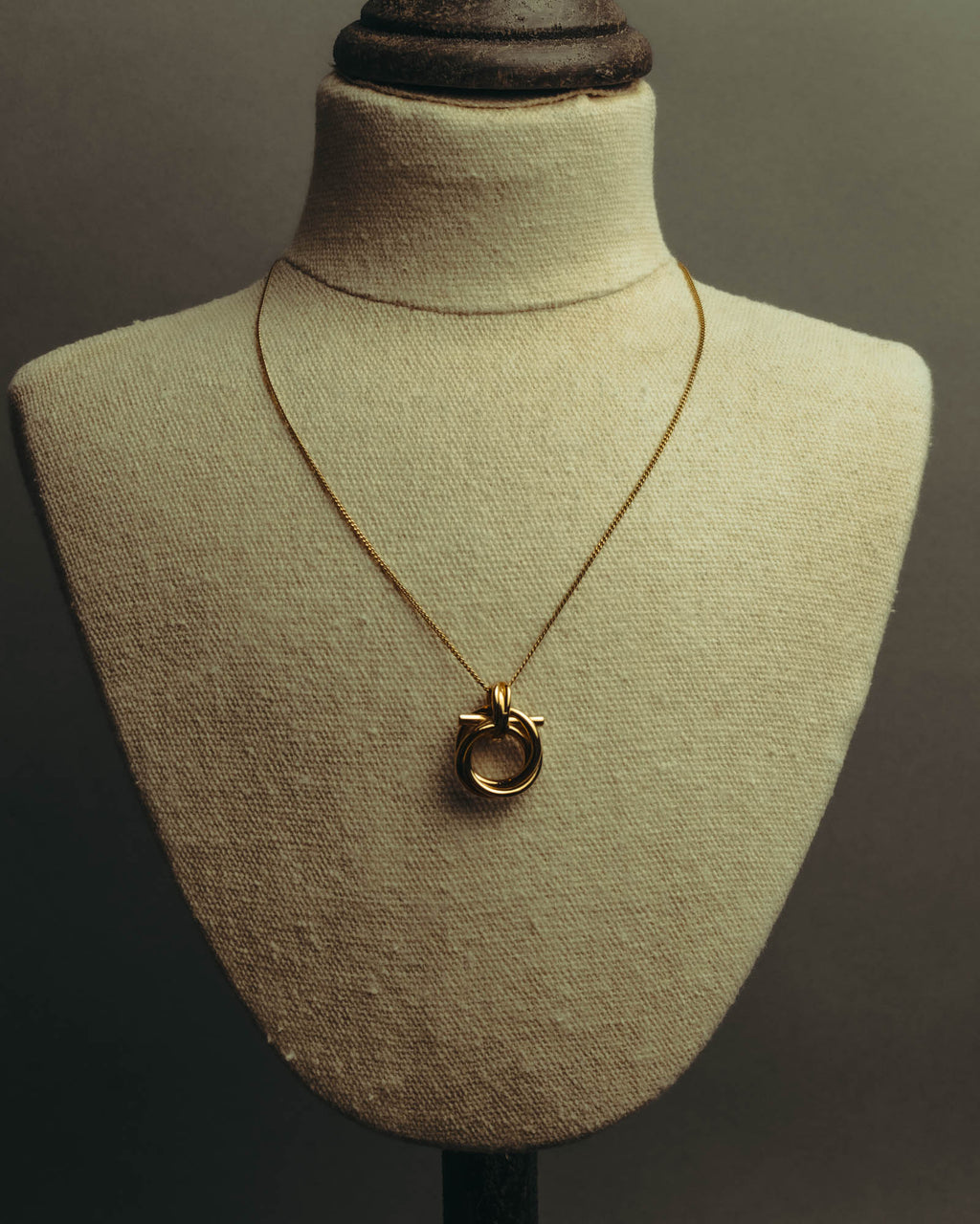 “Ferragamo” 90’s-00’s Interlocking ring pendant necklace