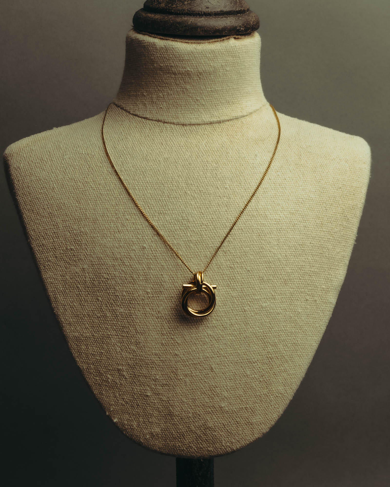 “Ferragamo” 90’s-00’s Interlocking ring pendant necklace
