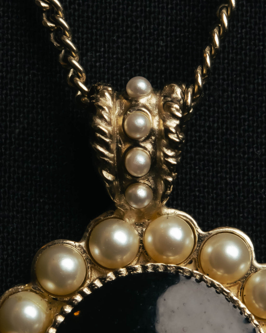 -SPECIAL- “CHANEL” 2017 Cruise Collection Pearl trimmed black pendant necklace