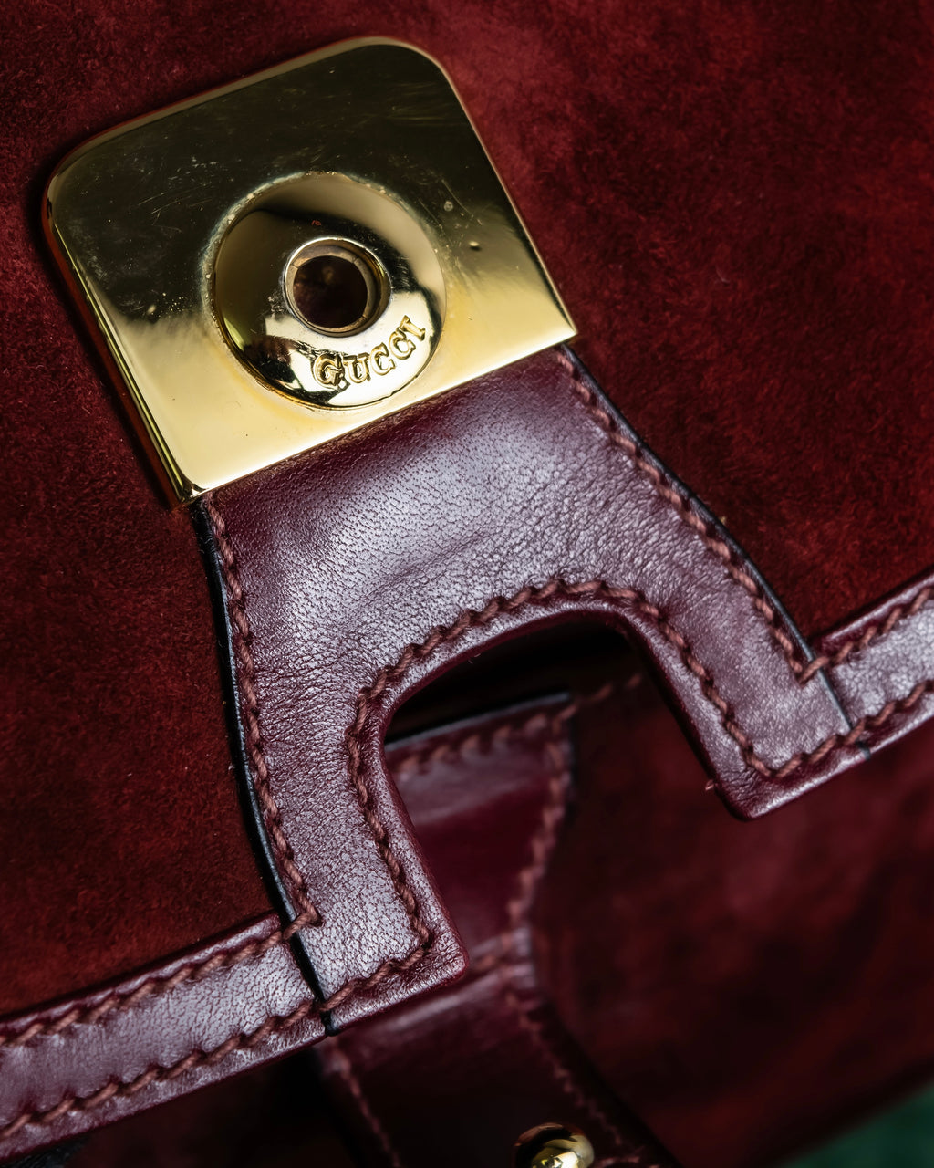 "GUCCI" Aristocratic crest charm suede shoulder bag