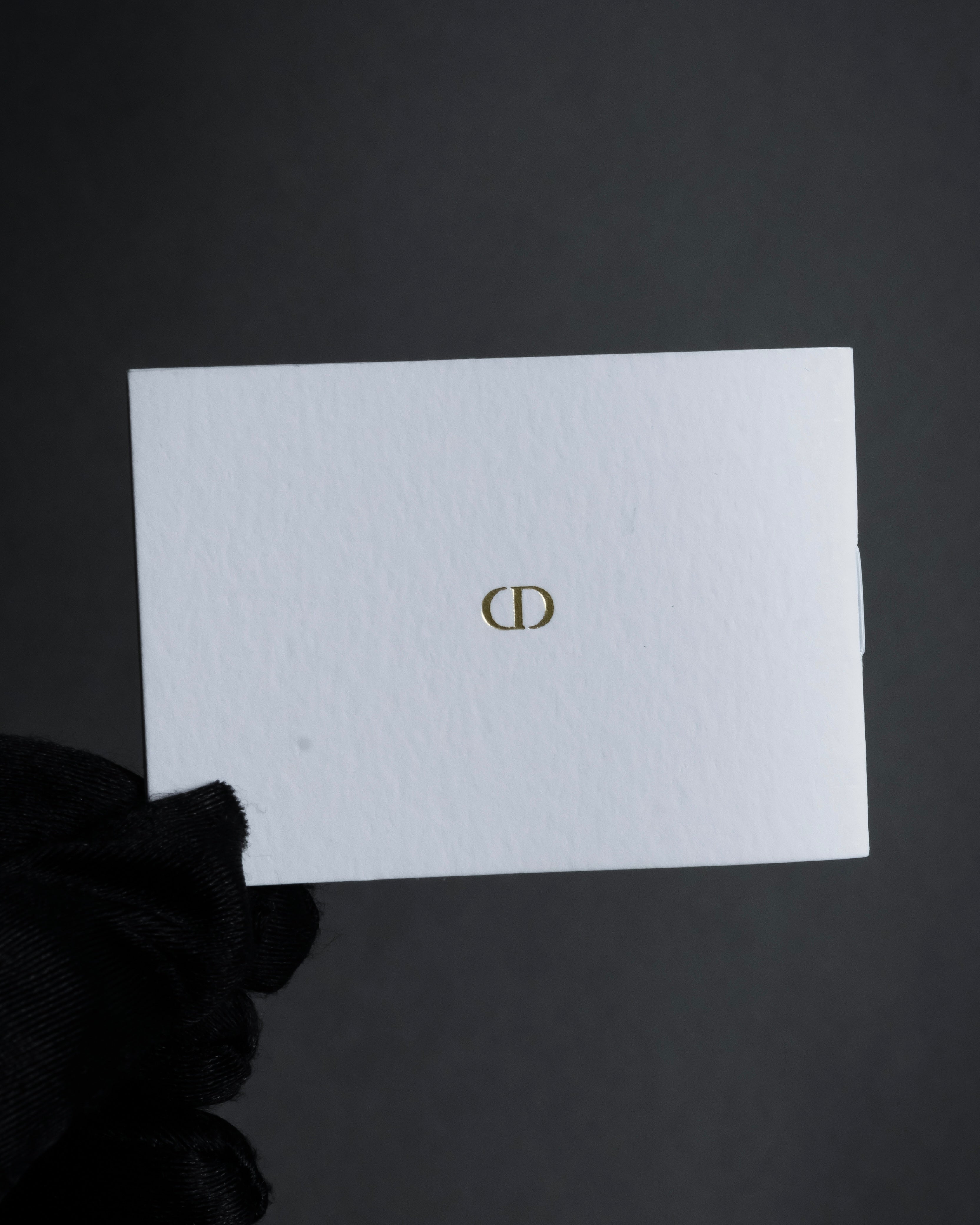 -MOOD Christmas Collection-
"Dior" Maria Grazia Chiuri design pearl motif carving gold bangle