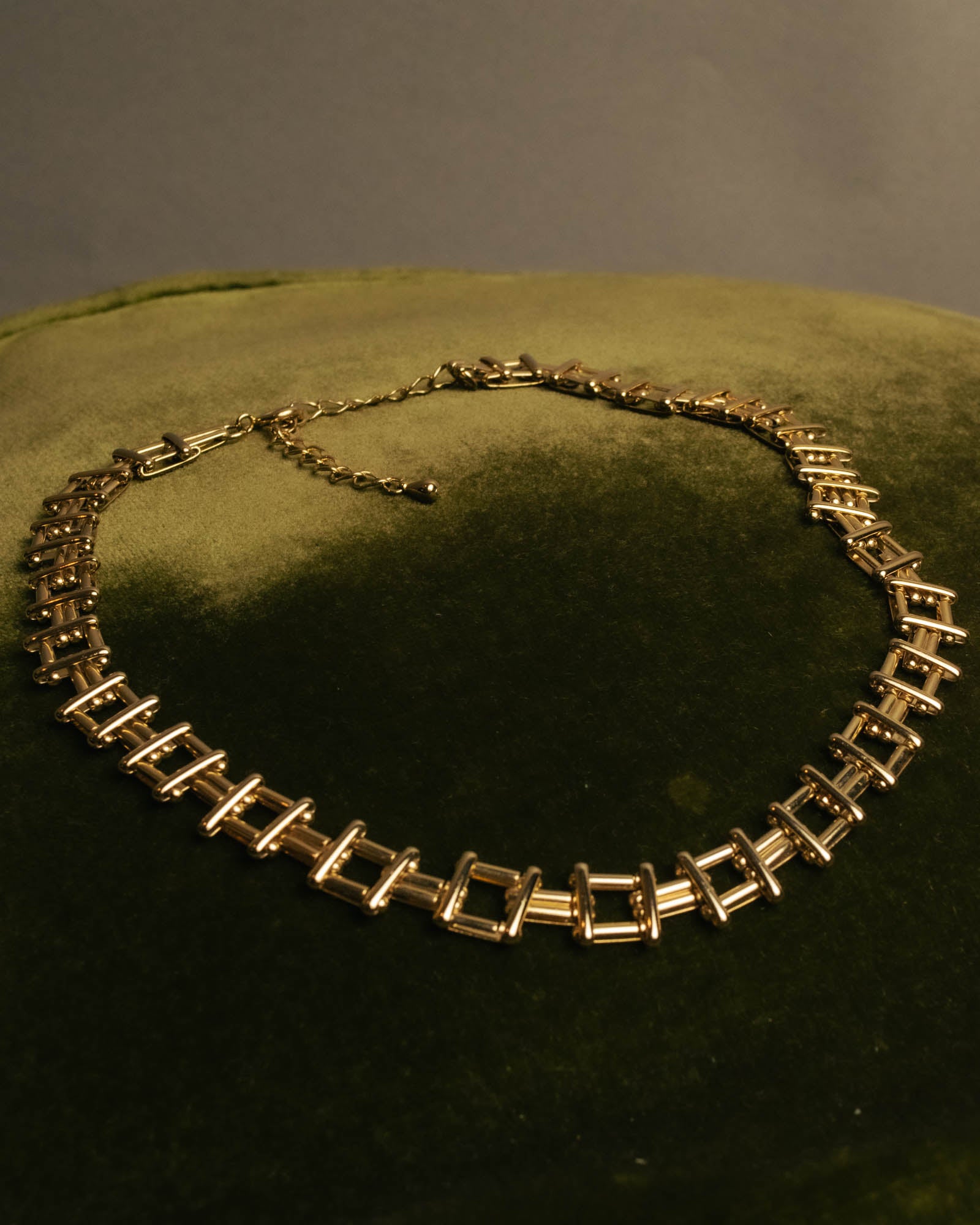 “Vintage“ Geometric link gold tone necklace