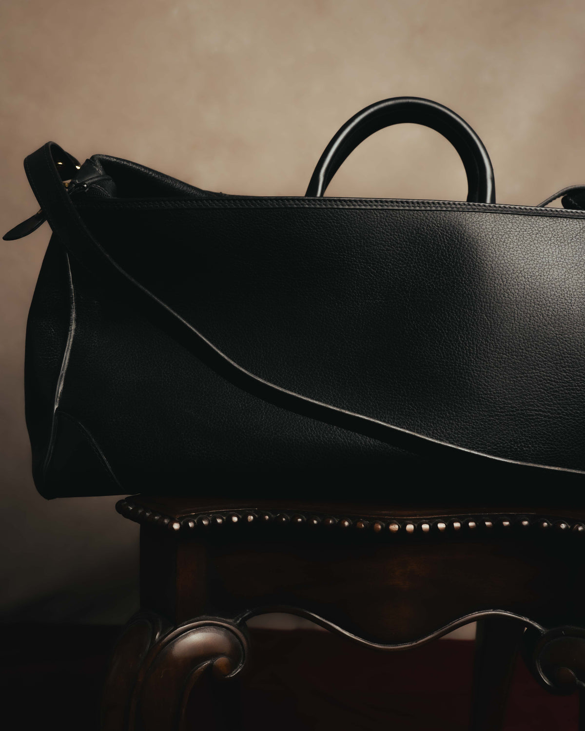 -SPECIAL- "GUCCI" 70's-80's Crest-detailed black leather two-way duffle bag
