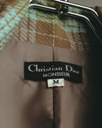 内側のポリエステル総裏地に配されたChristian Dior Monsieurの織りネームと、M表記のサイズタグを捉えたカット。チェック柄のウール表地との切り替えも確認できます。